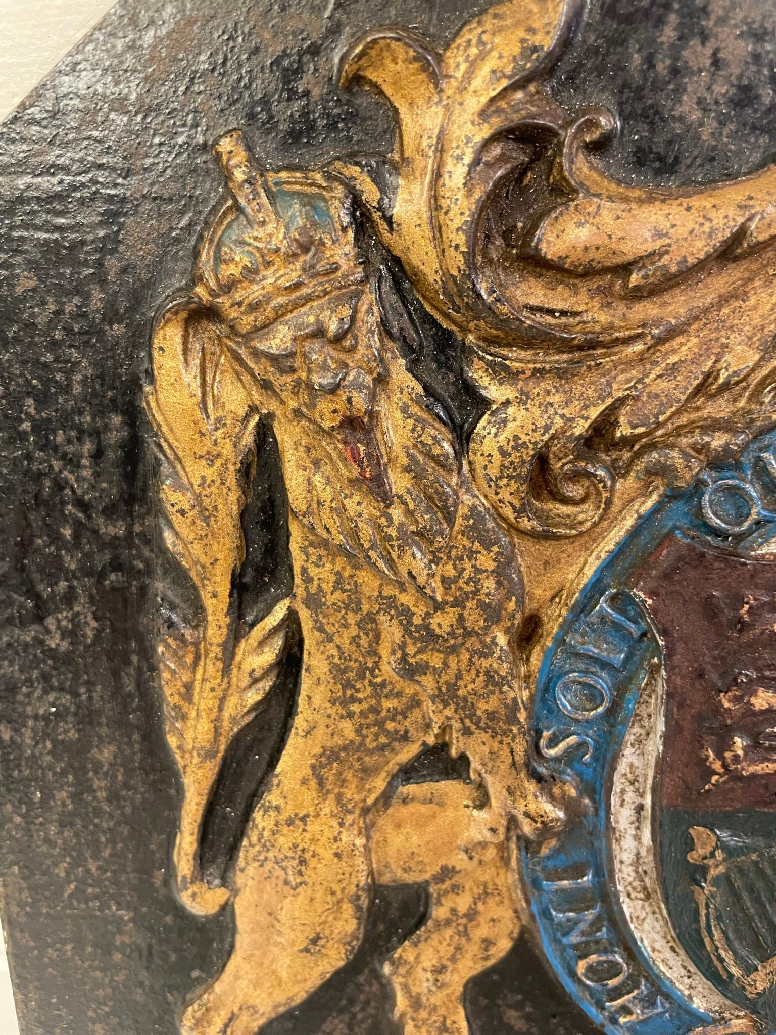 Ferro Stemma reale inglese vittoriano in ghisa dorata e dipinta del XIX secolo