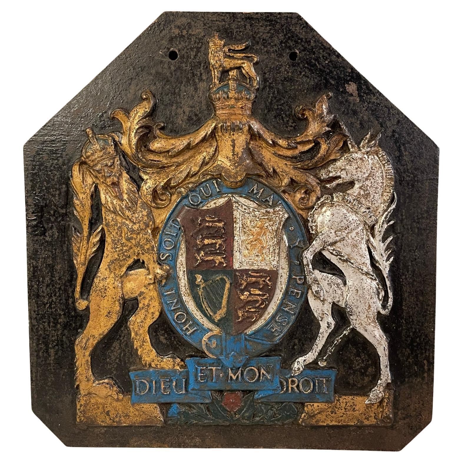 Armoiries royales anglaises victoriennes du 19e siècle en fonte dorée et peinte