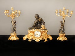 Dreiteiliges Uhrenset aus vergoldeter und patinierter Bronze von Victor Pierret aus dem 19. Jahrhundert