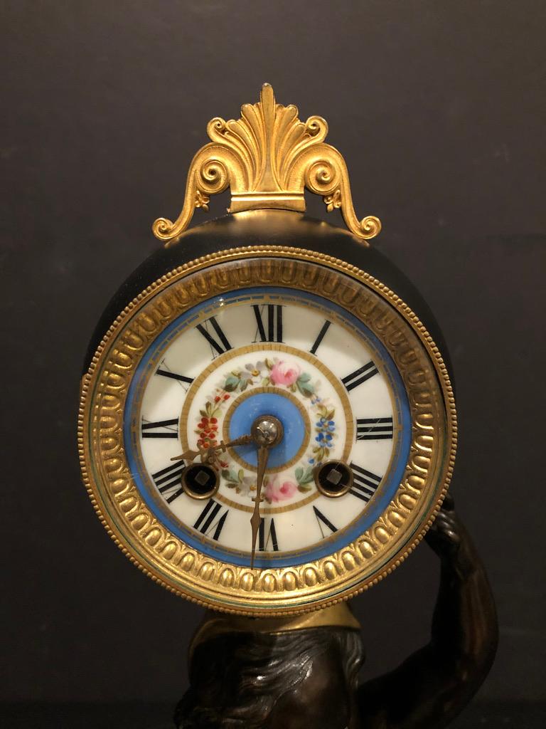Louis XVI Horloge figurative dorée et patinée du XIXe siècle en vente