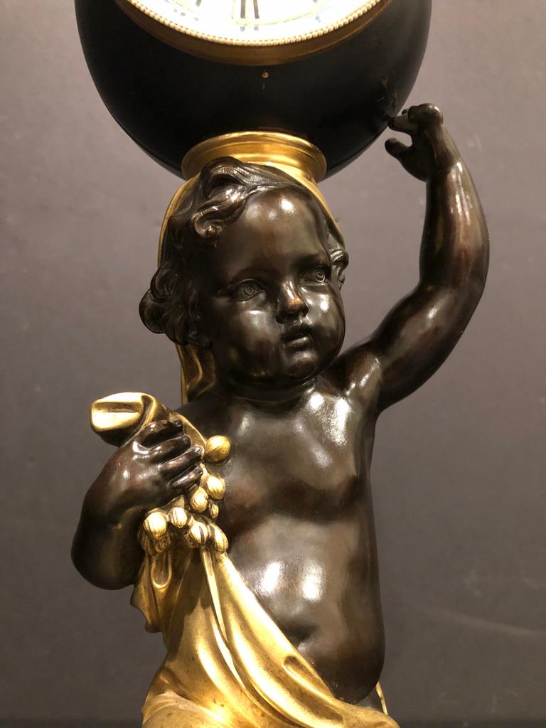 Français Horloge figurative dorée et patinée du XIXe siècle en vente