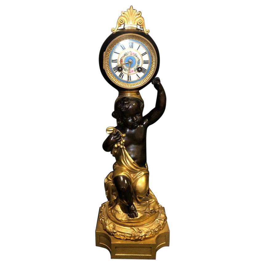 Horloge figurative dorée et patinée du XIXe siècle en vente