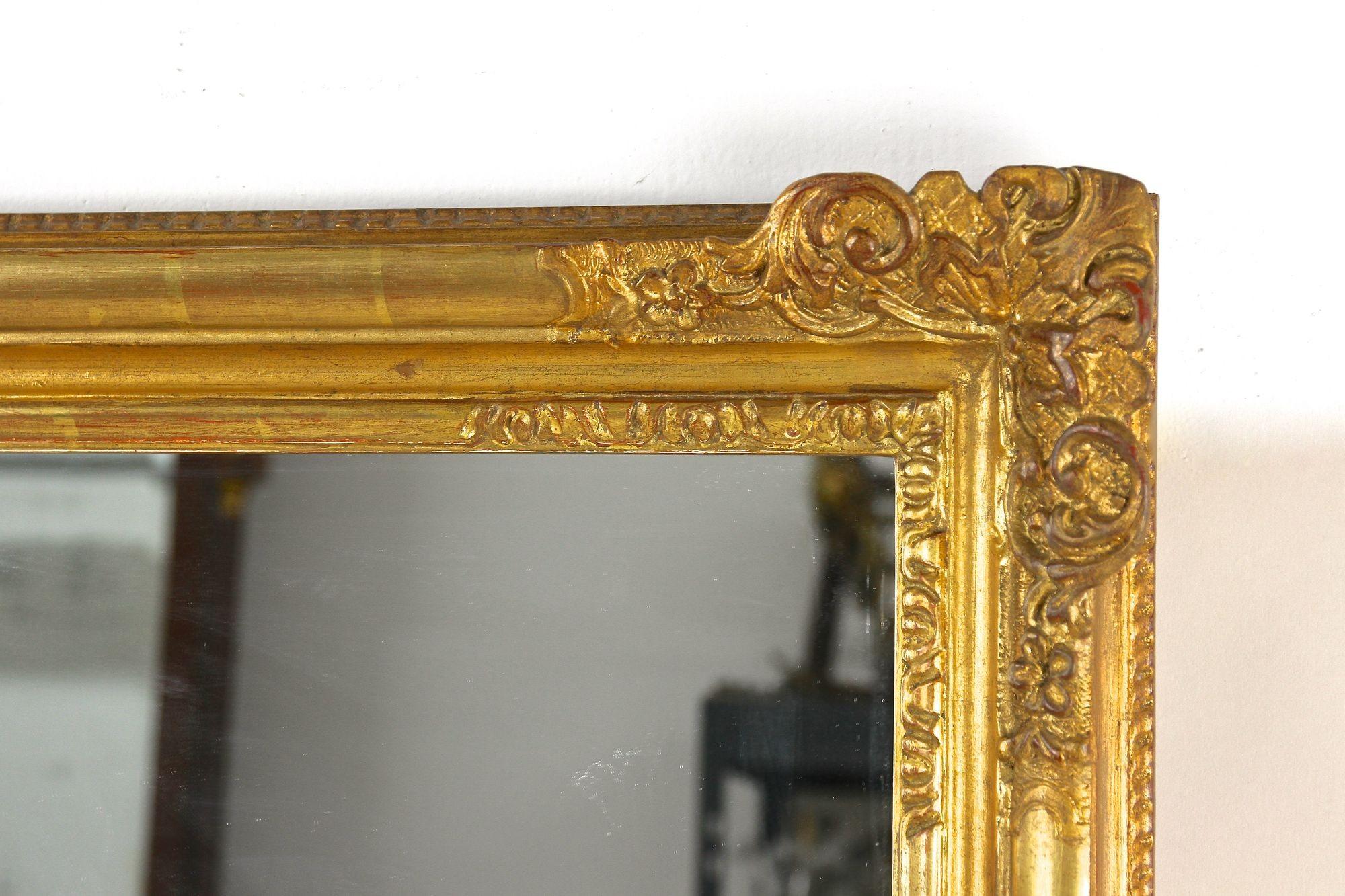 Miroir Biedermeier doré du 19e siècle, sculpté à la main, Autriche vers 1850 Bon état - En vente à Lichtenberg, AT