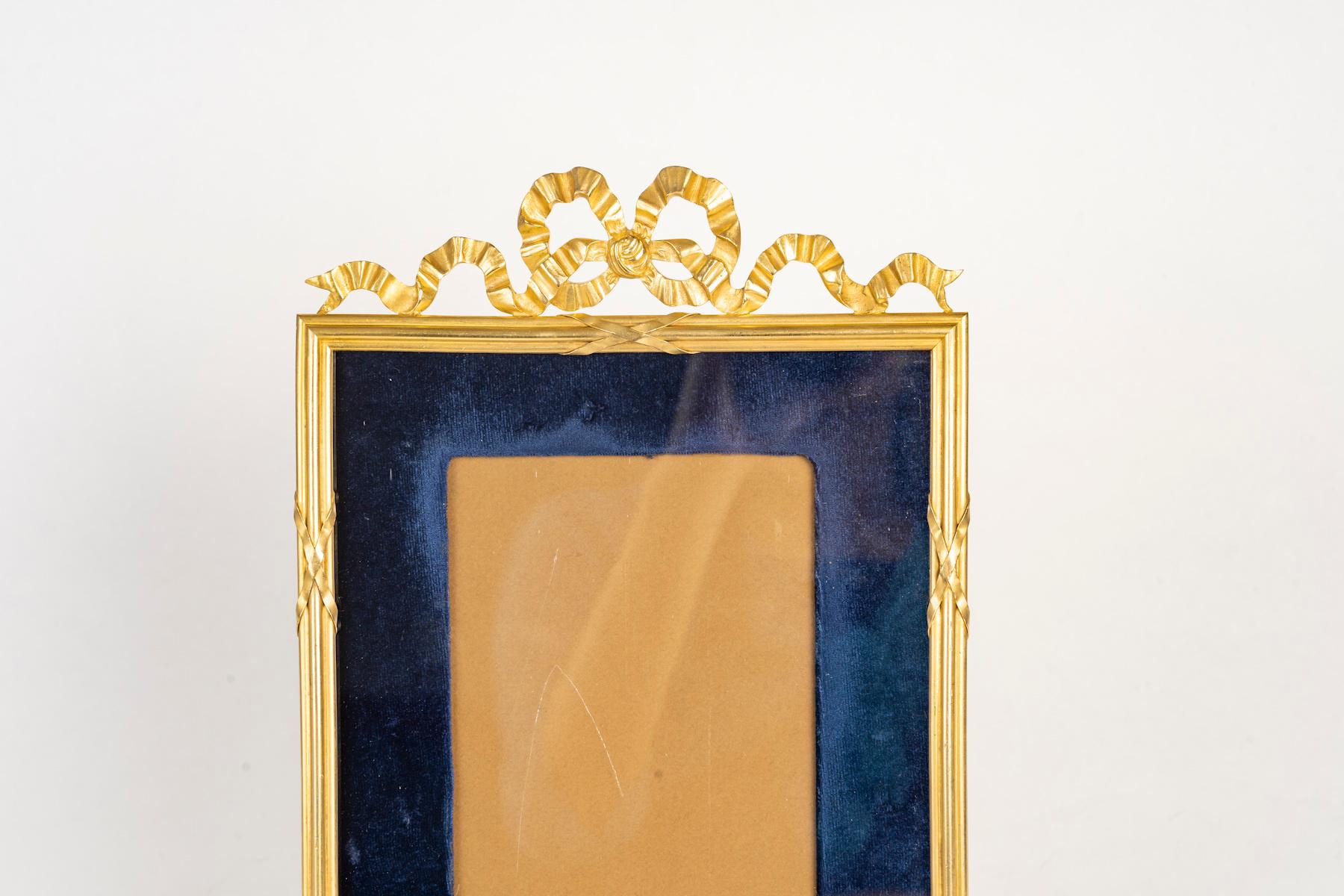 Cornice per foto in ottone dorato e tessuto blu del XIX secolo, periodo Napoleone III.

Cornice fotografica del XIX secolo, periodo Napoleone III, ottone dorato e tessuto blu.
H: 30cm, L: 19cm, P: 1.5cm