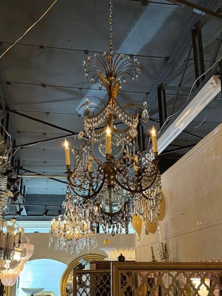 Grazioso lampadario svedese in ottone dorato e cristallo del XIX secolo. Nota la bellissima base drappeggiata ricoperta di cristalli con accenti blu acqua. Splendido! Circa 1880
41h x 24w