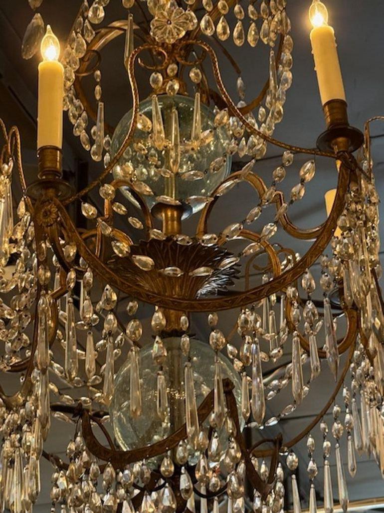 Lampadario svedese in ottone dorato e cristallo del XIX secolo in vendita 4