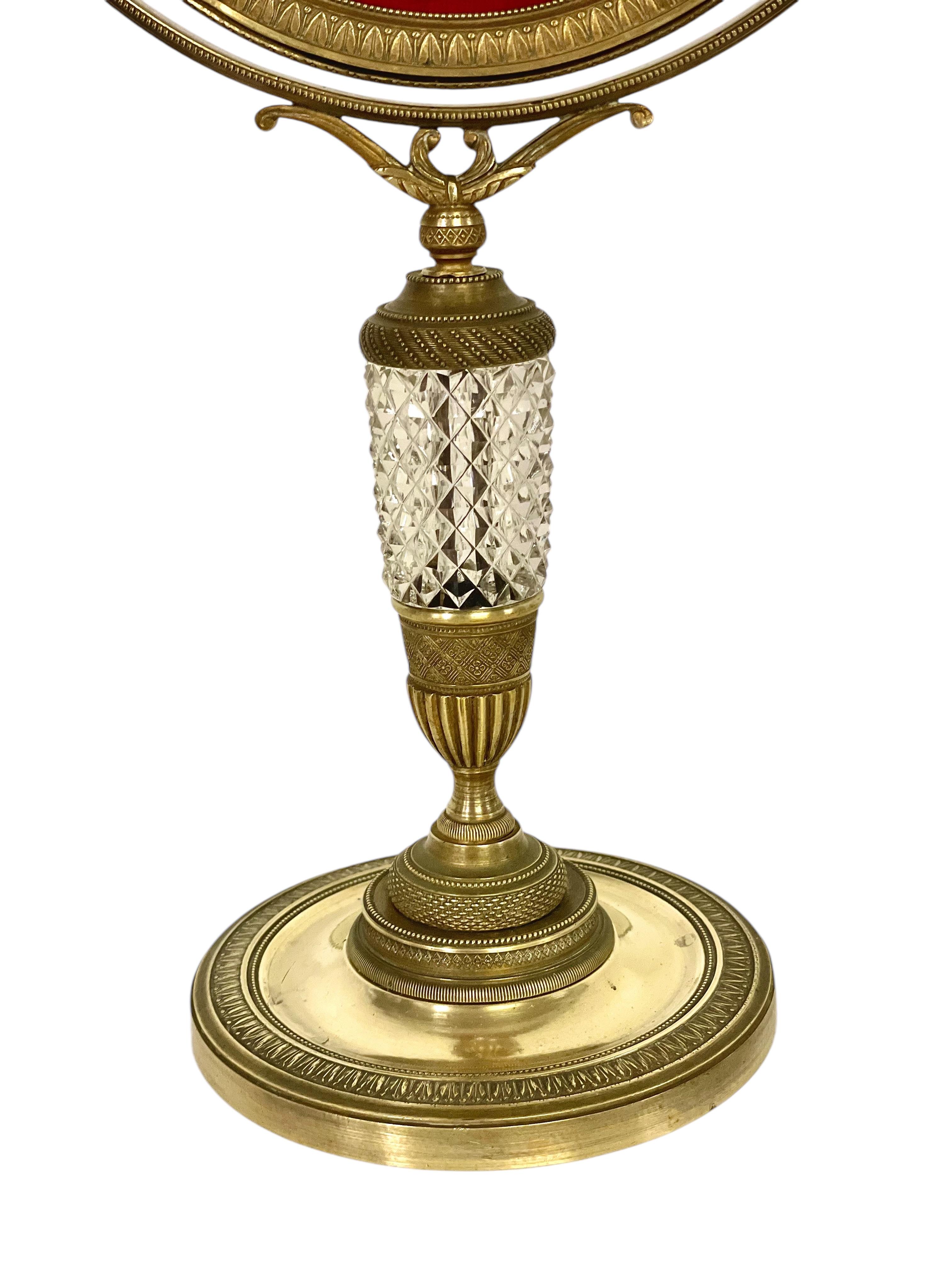Ce superbe miroir de courtoisie en bronze du XIXe siècle est une pièce d'apparat intemporelle. Conçue pour les coiffeuses, elle présente une construction double face avec un miroir antiquaire original sur un côté, présentant des traces de renard qui