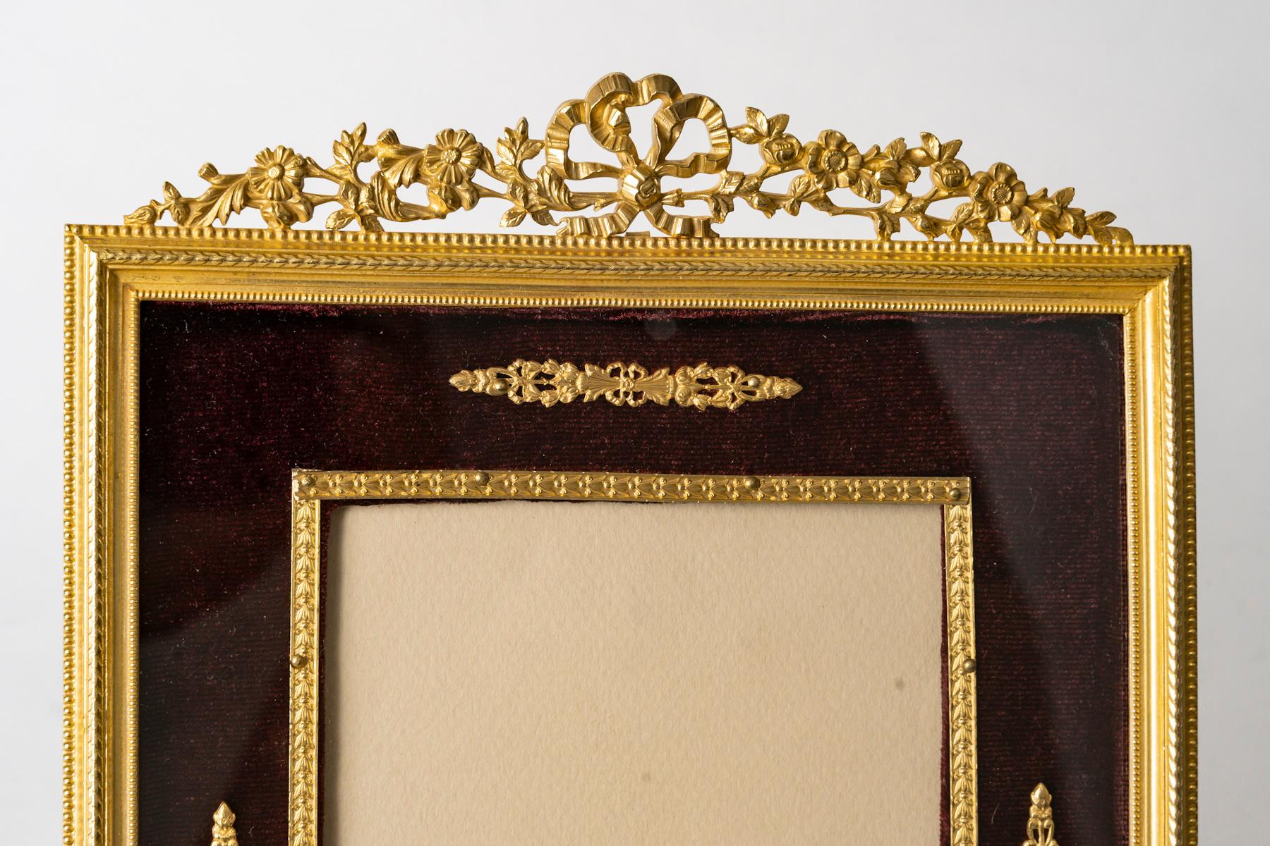 Portafoto in ottone dorato e tessuto scuro del XIX secolo, periodo Napoleone III.

Cornice fotografica del XIX secolo, periodo Napoleone III, ottone dorato e tessuto scuro.
H: 27,5 cm, L: 18 cm, P: 1,5 cm