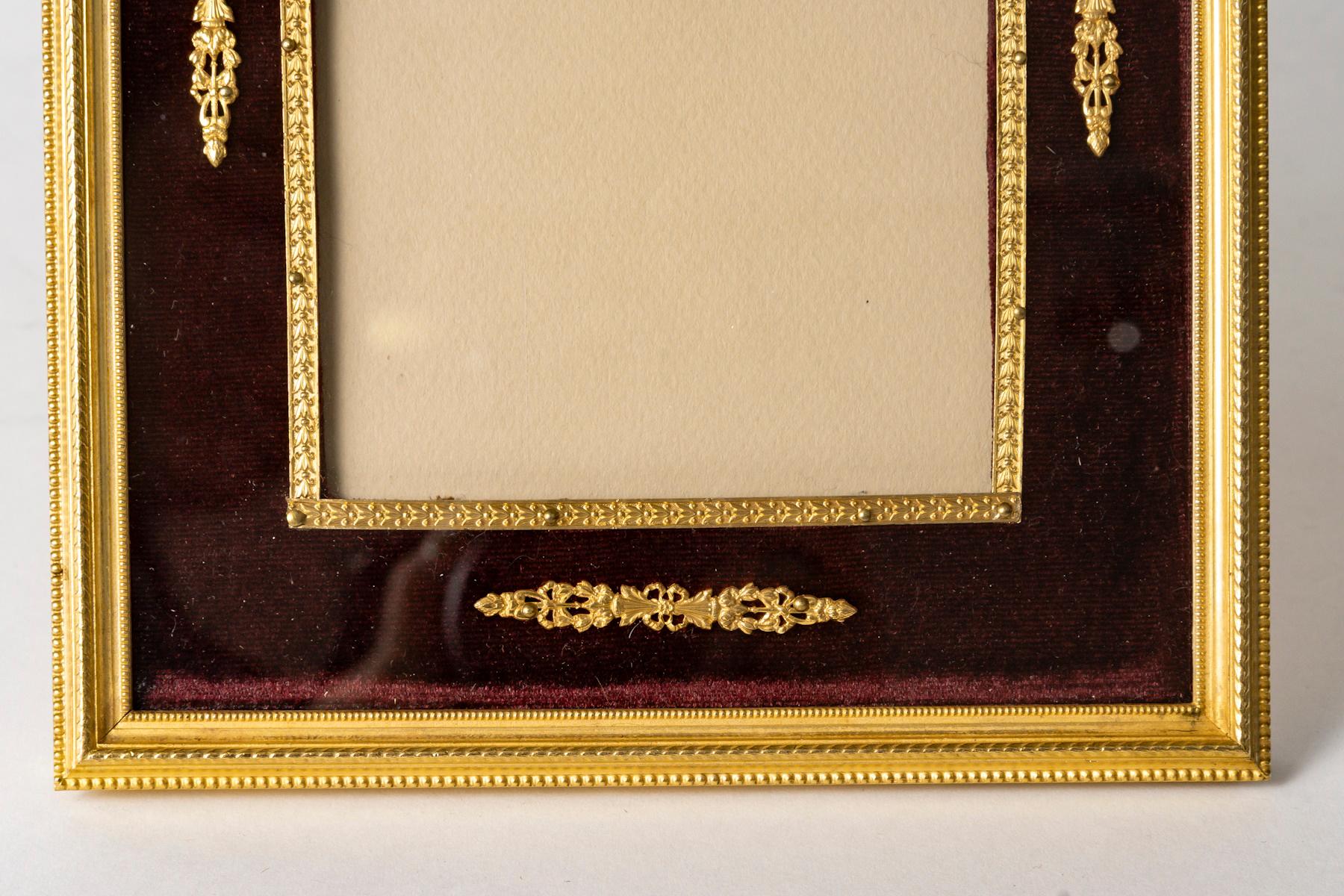 Francese Cornice per foto in ottone dorato e tessuto scuro del XIX secolo, periodo Napoleone III. in vendita