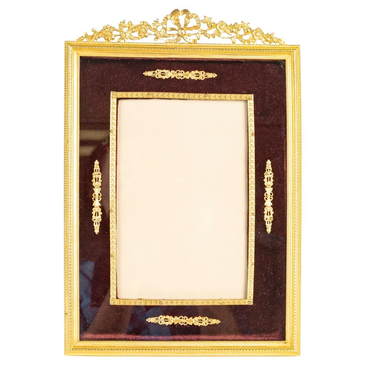Cadre photo du XIXe siècle en laiton doré et tissu foncé, période Napoléon III.