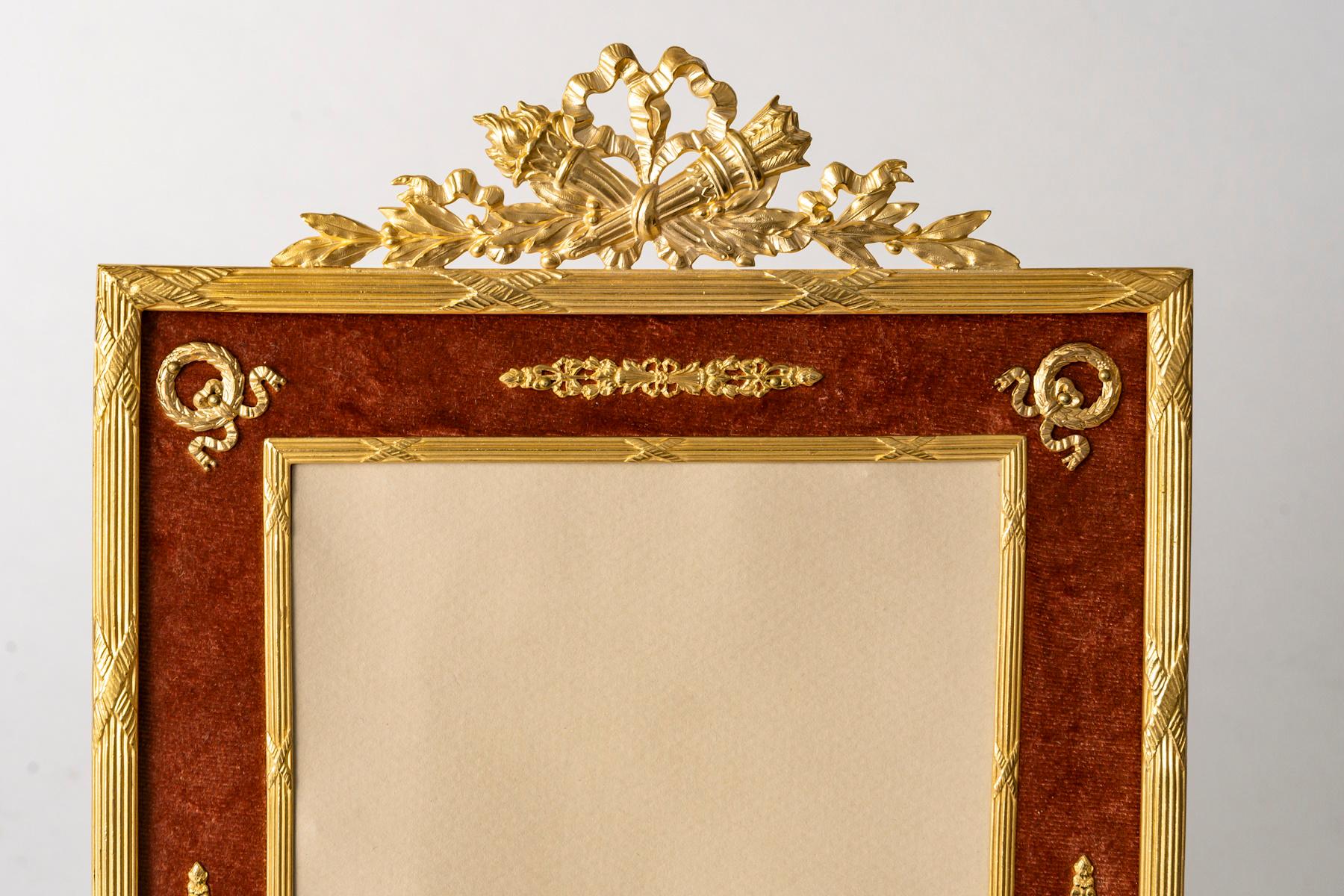 Fotorahmen aus vergoldetem Messing und rosa Stoff, 19. Jahrhundert, aus der Zeit Napoleons III.

Fotorahmen aus dem 19. Jahrhundert, Periode Napoleon III, vergoldetes Messing und rosa Stoff.
H: 31cm, B: 20cm, T: 1,5cm