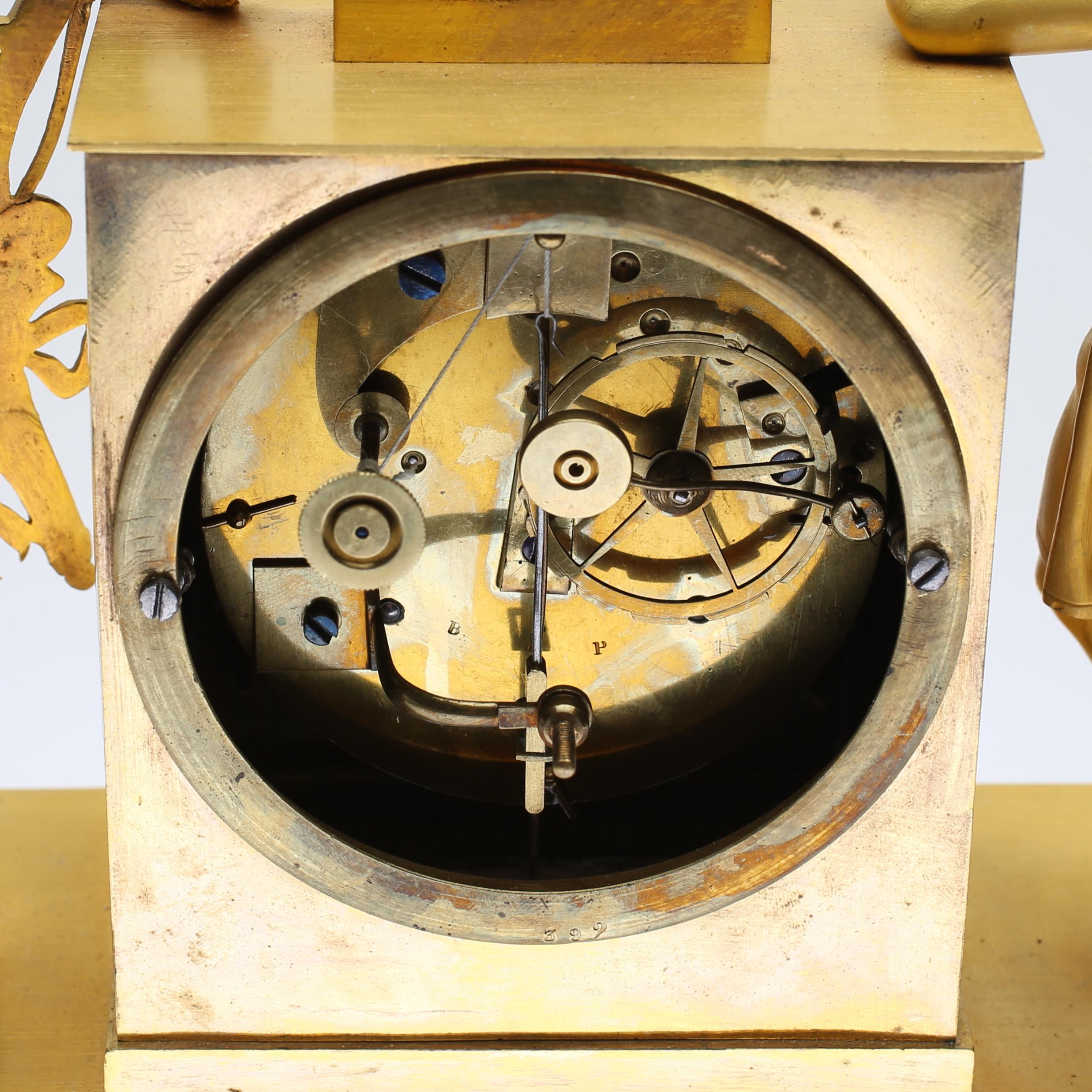 Pendule de table en laiton doré du XIXe siècle en vente 3