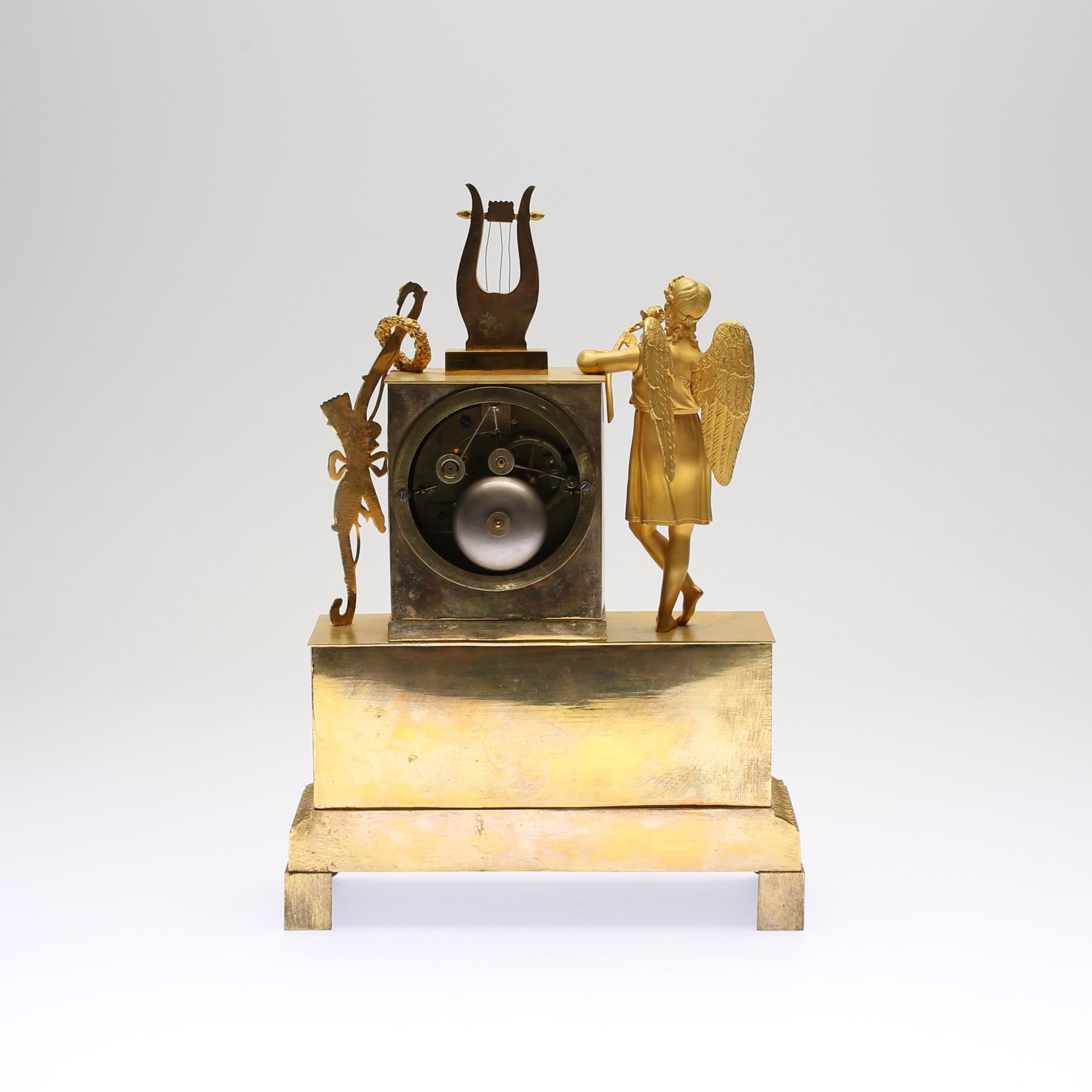 Européen Pendule de table en laiton doré du XIXe siècle en vente