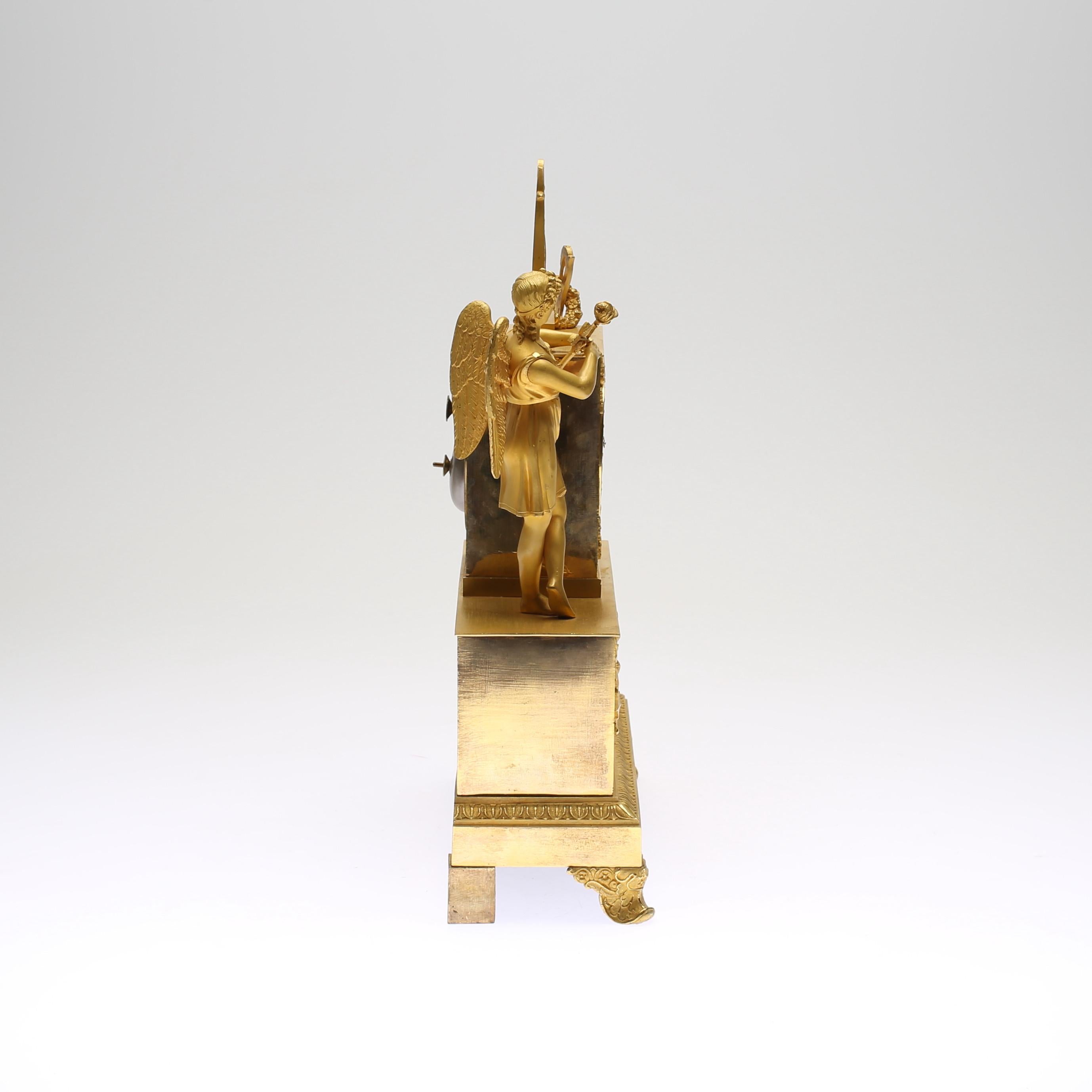 Doré Pendule de table en laiton doré du XIXe siècle en vente