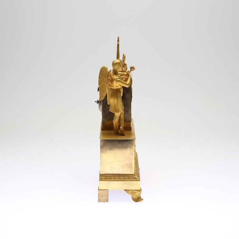 19th Century Gilt Brass Table Mantle Clock In Good Condition For Sale In New York, NY