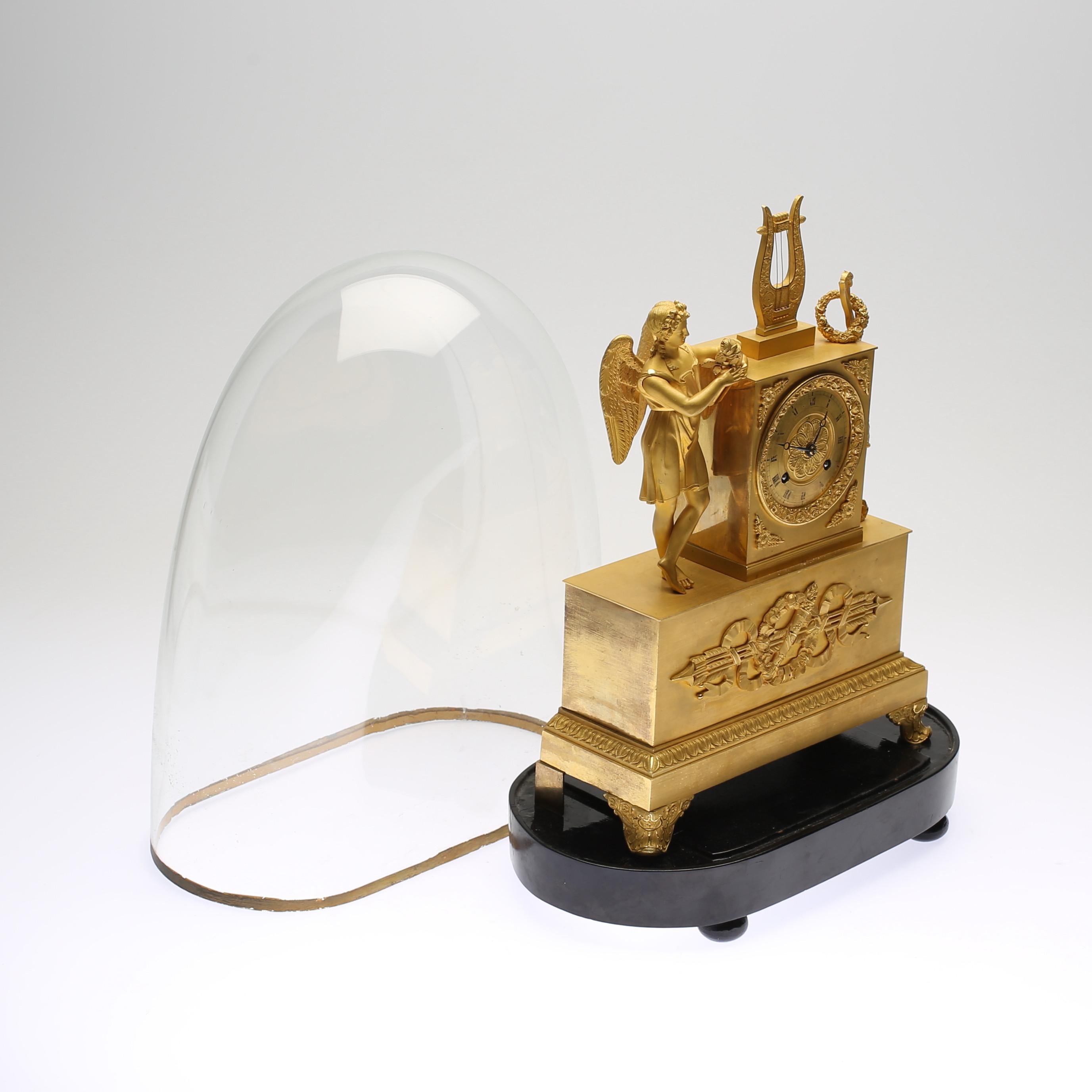 Pendule de table en laiton doré du XIXe siècle Bon état - En vente à New York, NY