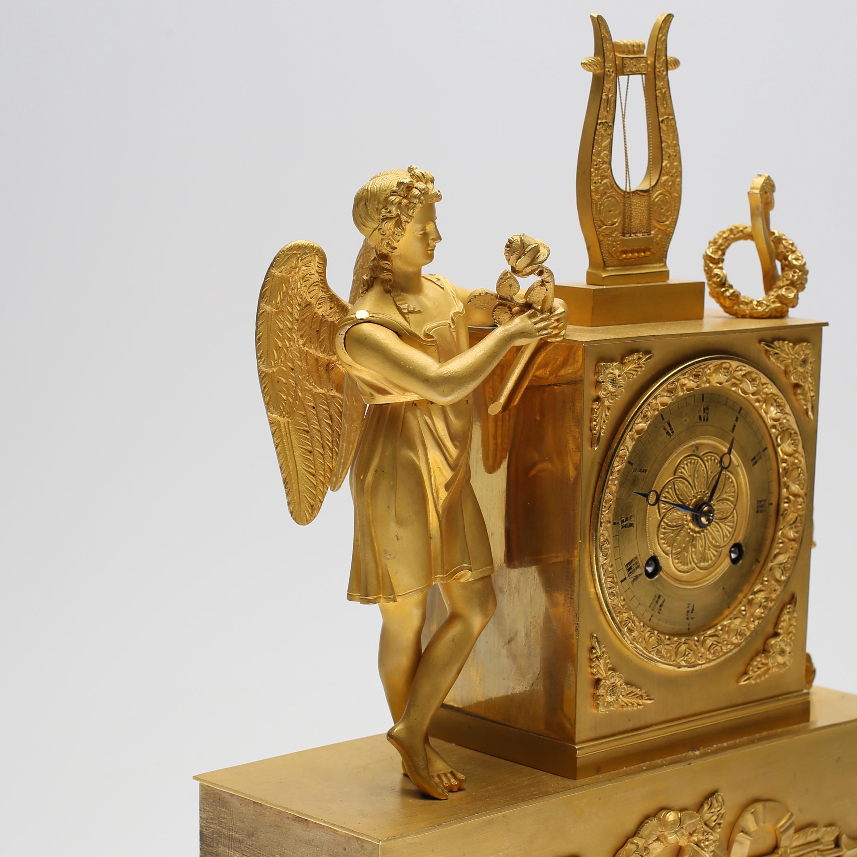 Pendule de table en laiton doré du XIXe siècle en vente 1