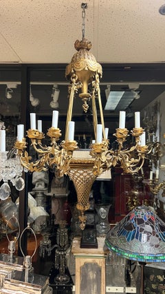 Lampadario a 16 luci in bronzo dorato del XIX secolo in stile Luigi XVI francese