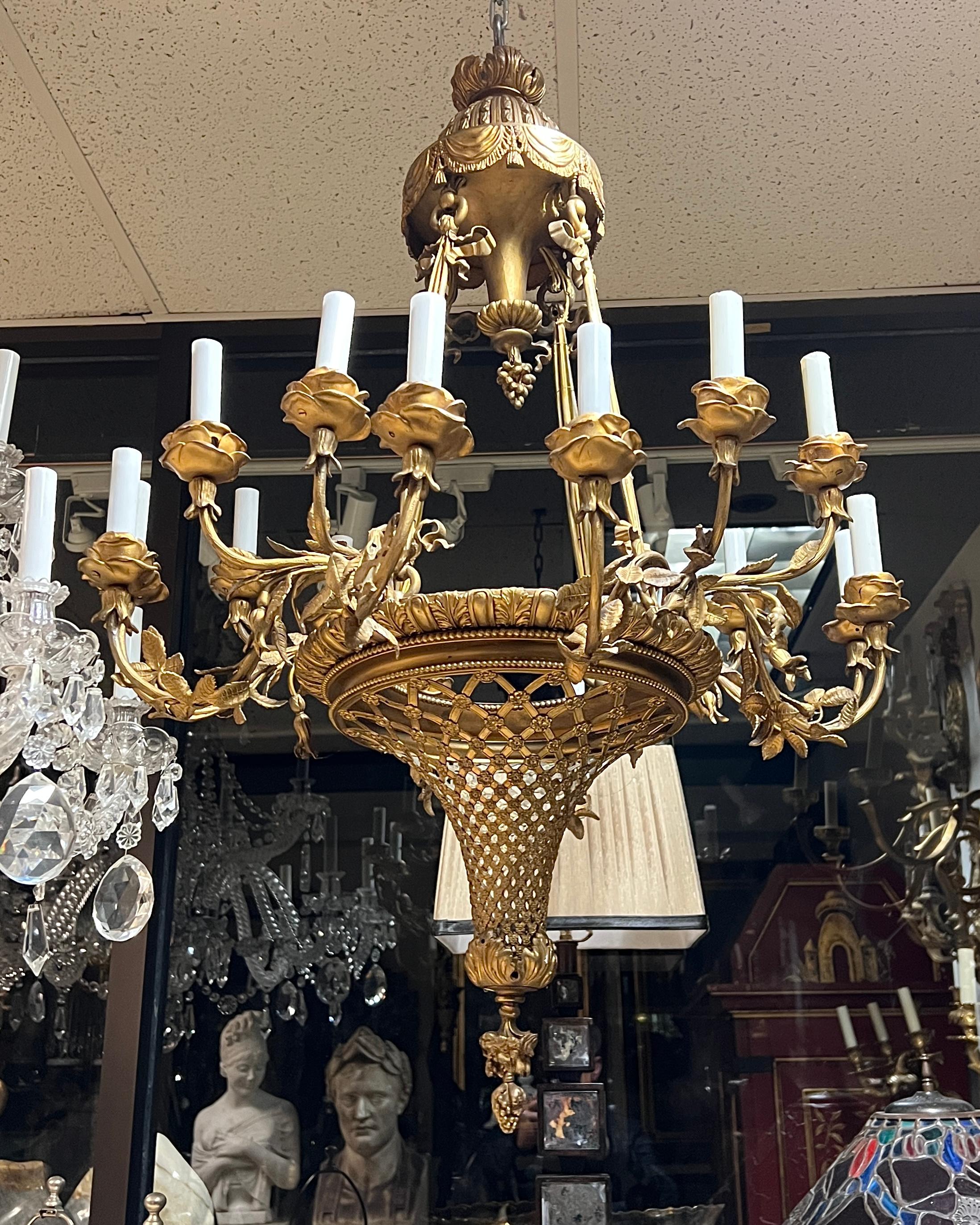 Araña de 16 luces de bronce dorado del siglo XIX en estilo Luis XVI francés Dorado en venta