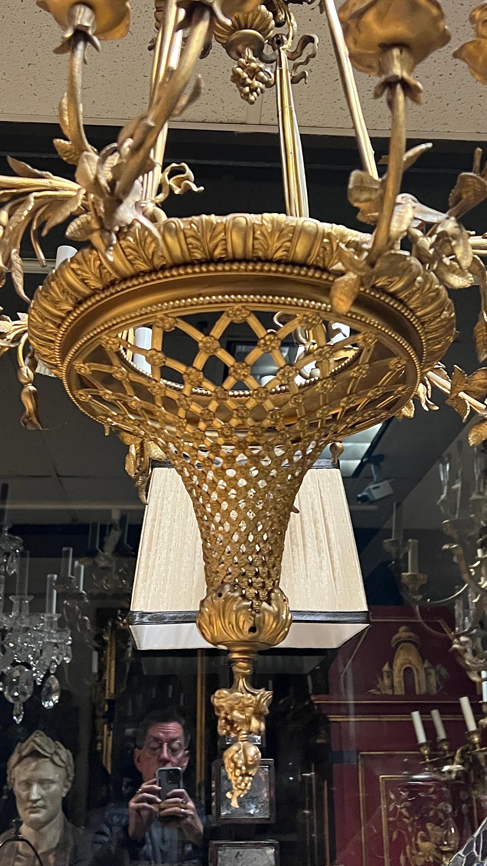 Araña de 16 luces de bronce dorado del siglo XIX en estilo Luis XVI francés Bronce en venta