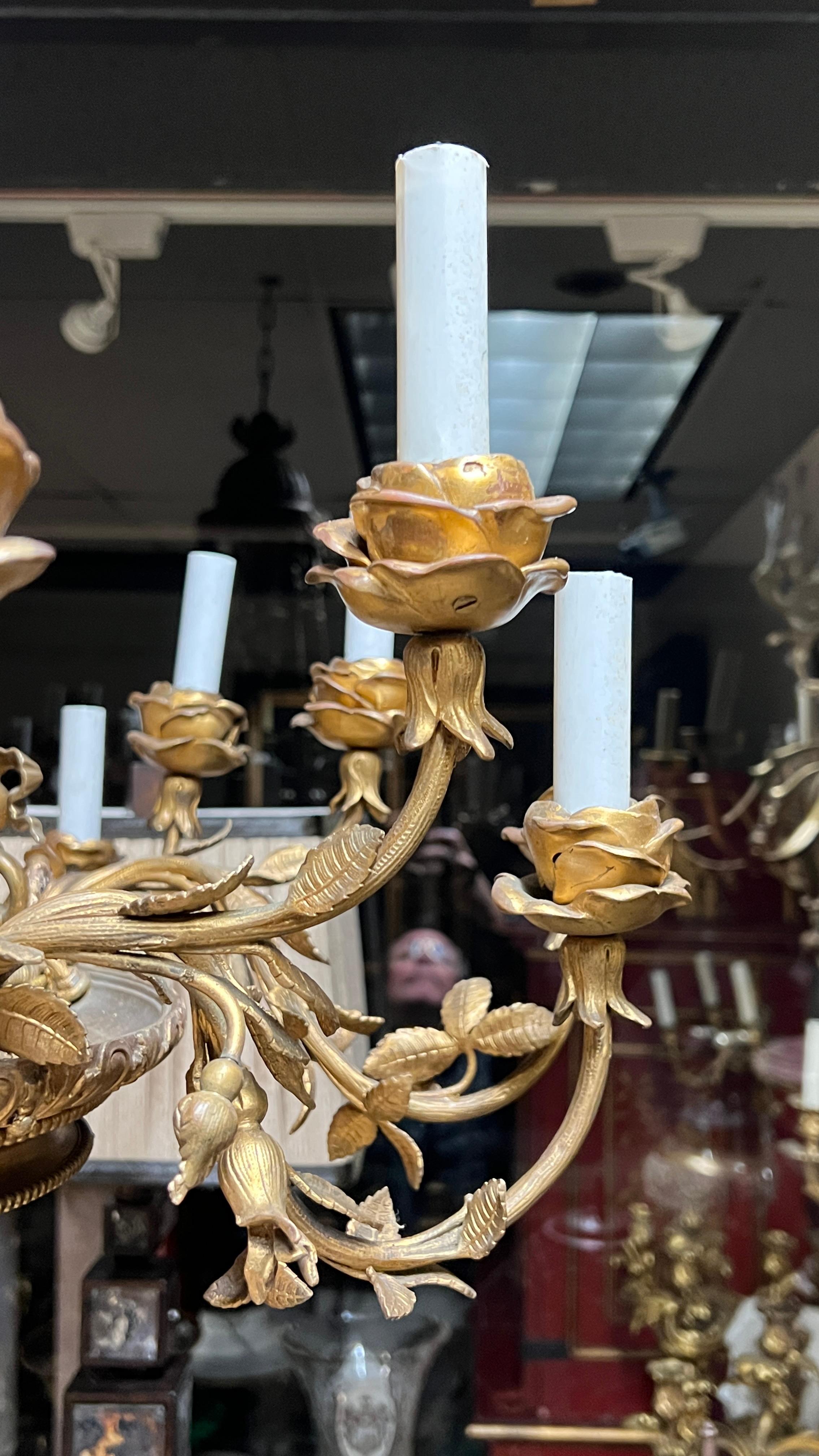 Araña de 16 luces de bronce dorado del siglo XIX en estilo Luis XVI francés en venta 1