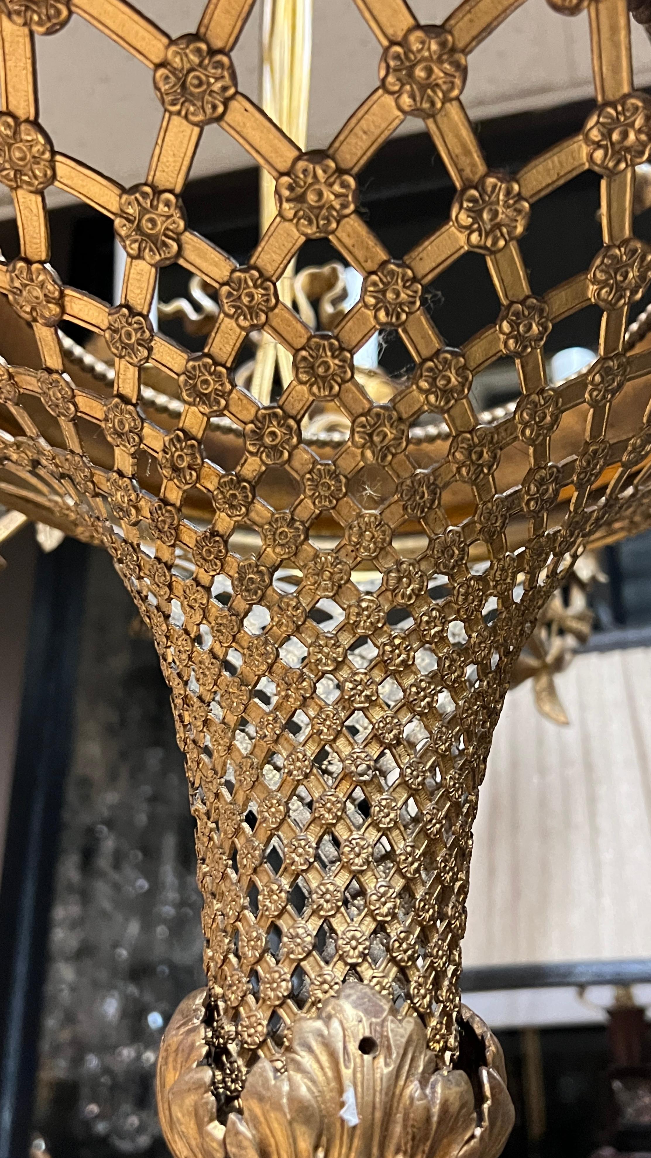 Araña de 16 luces de bronce dorado del siglo XIX en estilo Luis XVI francés en venta 3