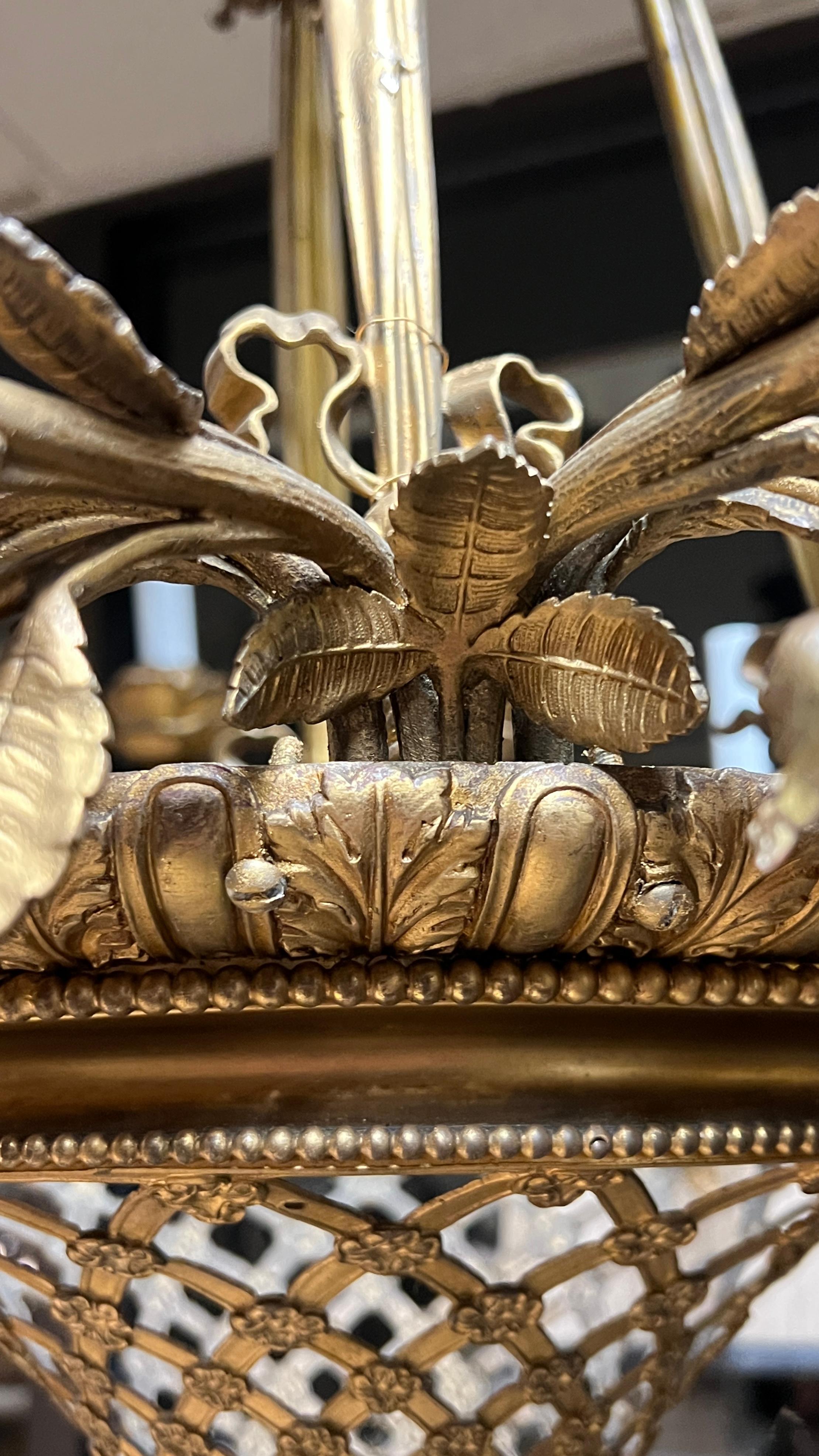 Araña de 16 luces de bronce dorado del siglo XIX en estilo Luis XVI francés en venta 4