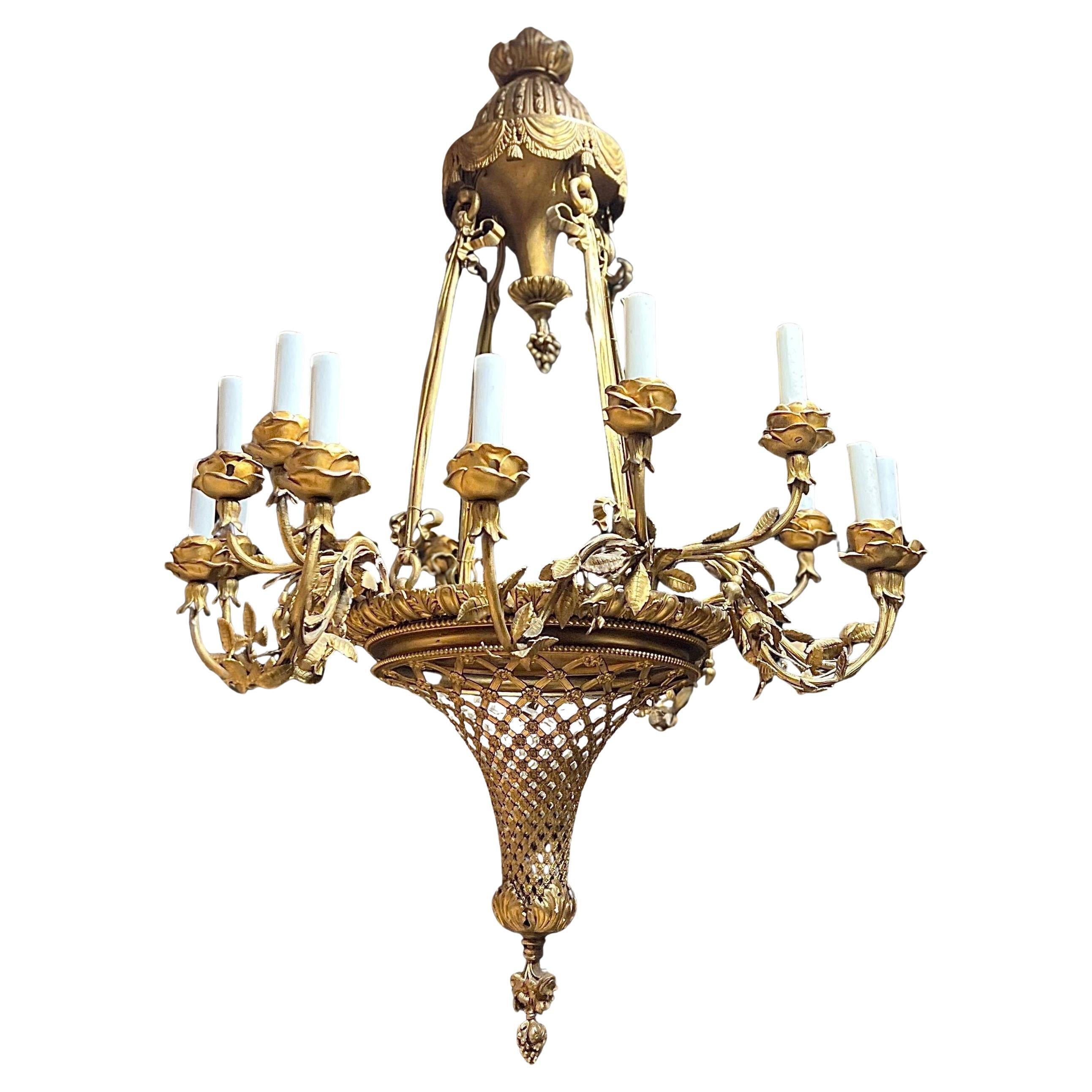 Araña de 16 luces de bronce dorado del siglo XIX en estilo Luis XVI francés en venta
