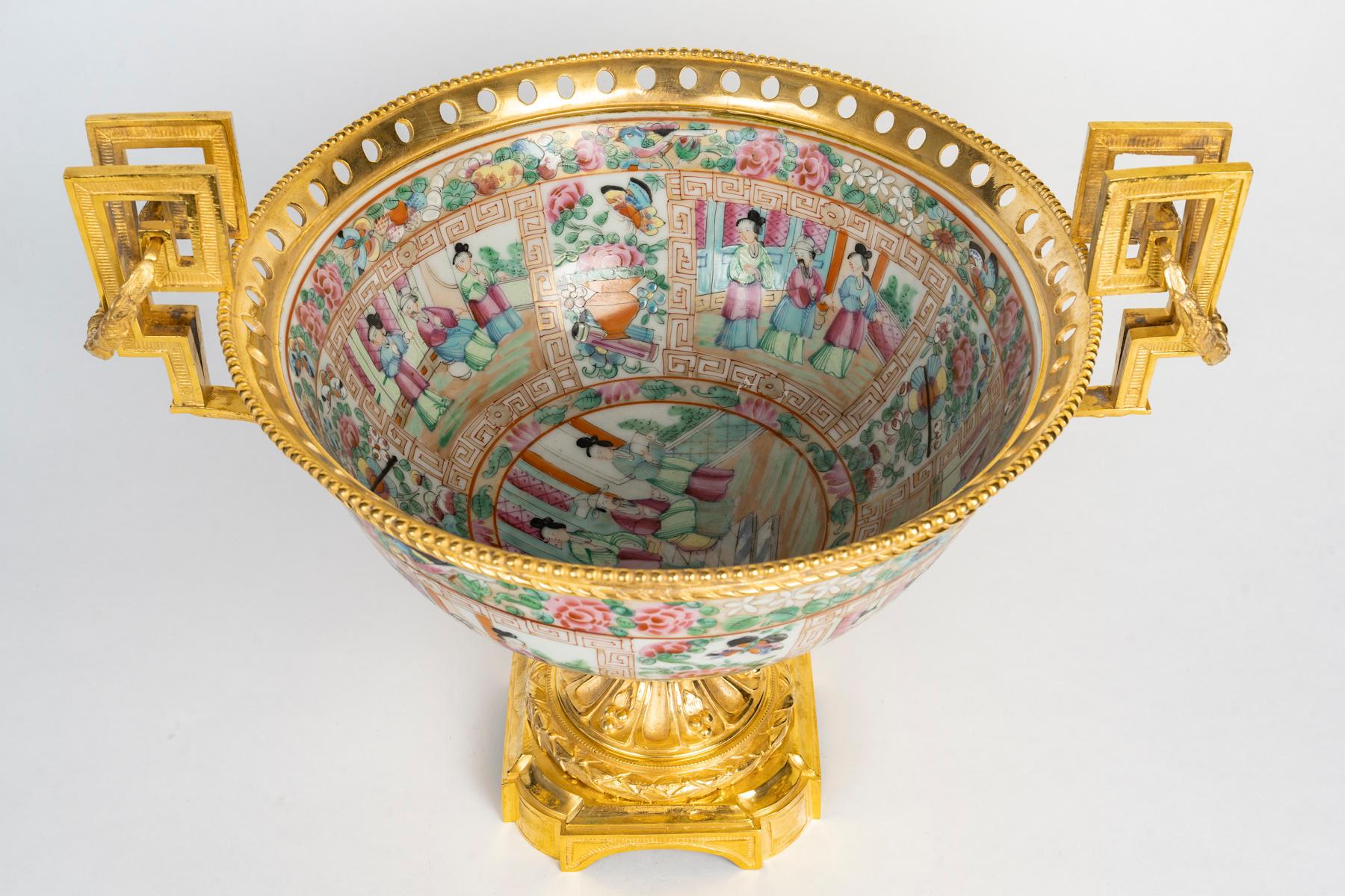 Cuenco de bronce dorado y porcelana de Cantón del siglo XIX, época de Napoleón III.

Cuenco de bronce dorado del siglo XIX, periodo Napoleón III, porcelana de Cantón.
Alto: 30 cm, Ancho: 39 cm, Fondo: 29 cm
