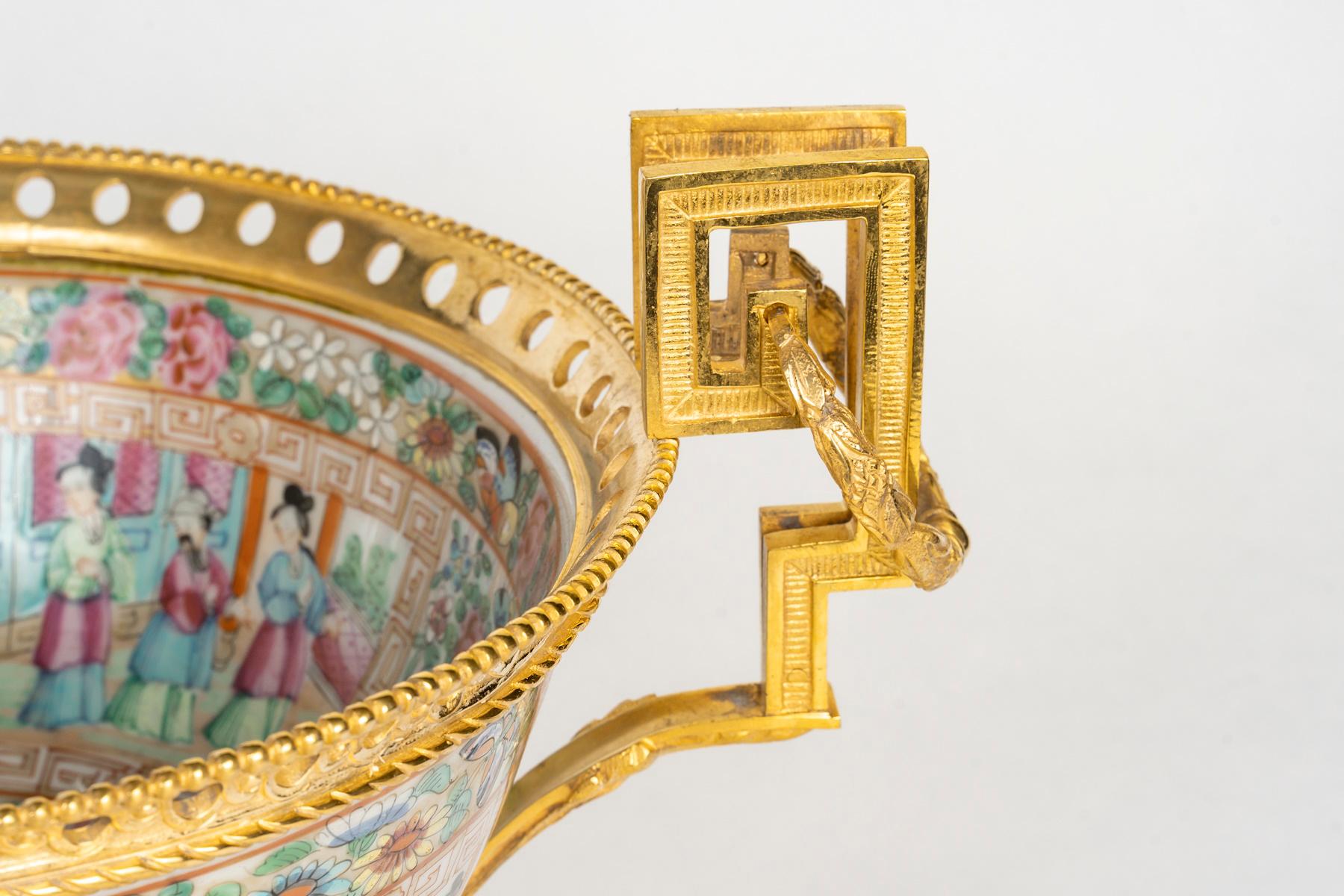 Cuenco de bronce dorado y porcelana de Cantón del siglo XIX, época de Napoleón III. Dorado en venta