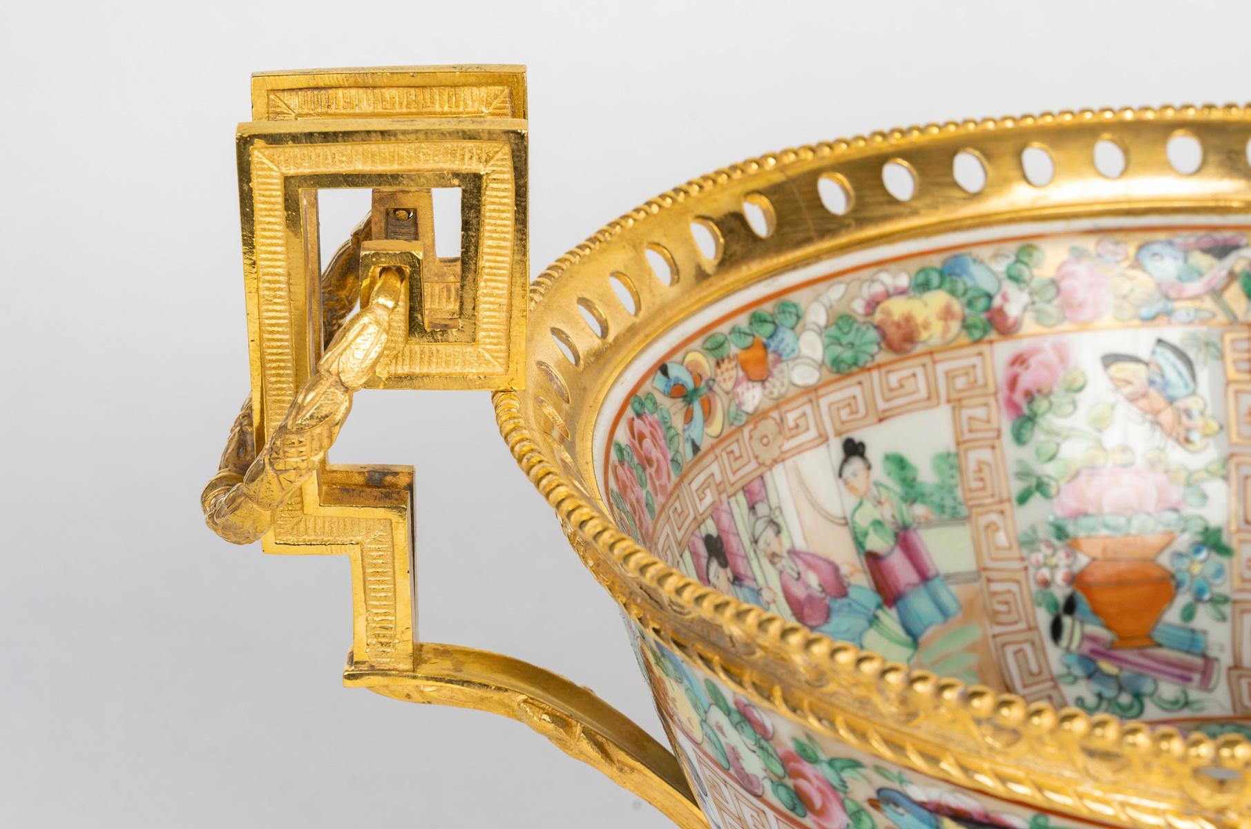 Cuenco de bronce dorado y porcelana de Cantón del siglo XIX, época de Napoleón III. en Bueno estado para la venta en Saint-Ouen, FR