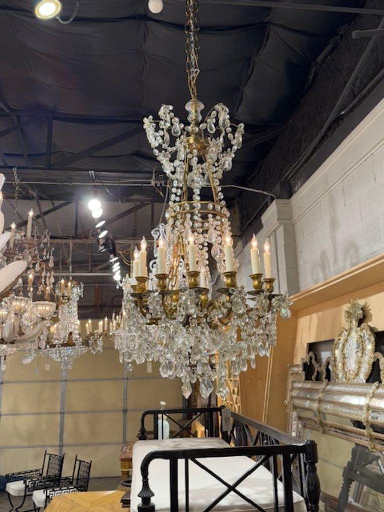 Ce lustre en bronze doré et cristal du XIXe siècle provient du nord de l'Italie et témoigne d'un savoir-faire et d'une élégance exquis. La combinaison du bronze doré et du cristal crée une esthétique luxueuse et opulente, typique des lustres de
