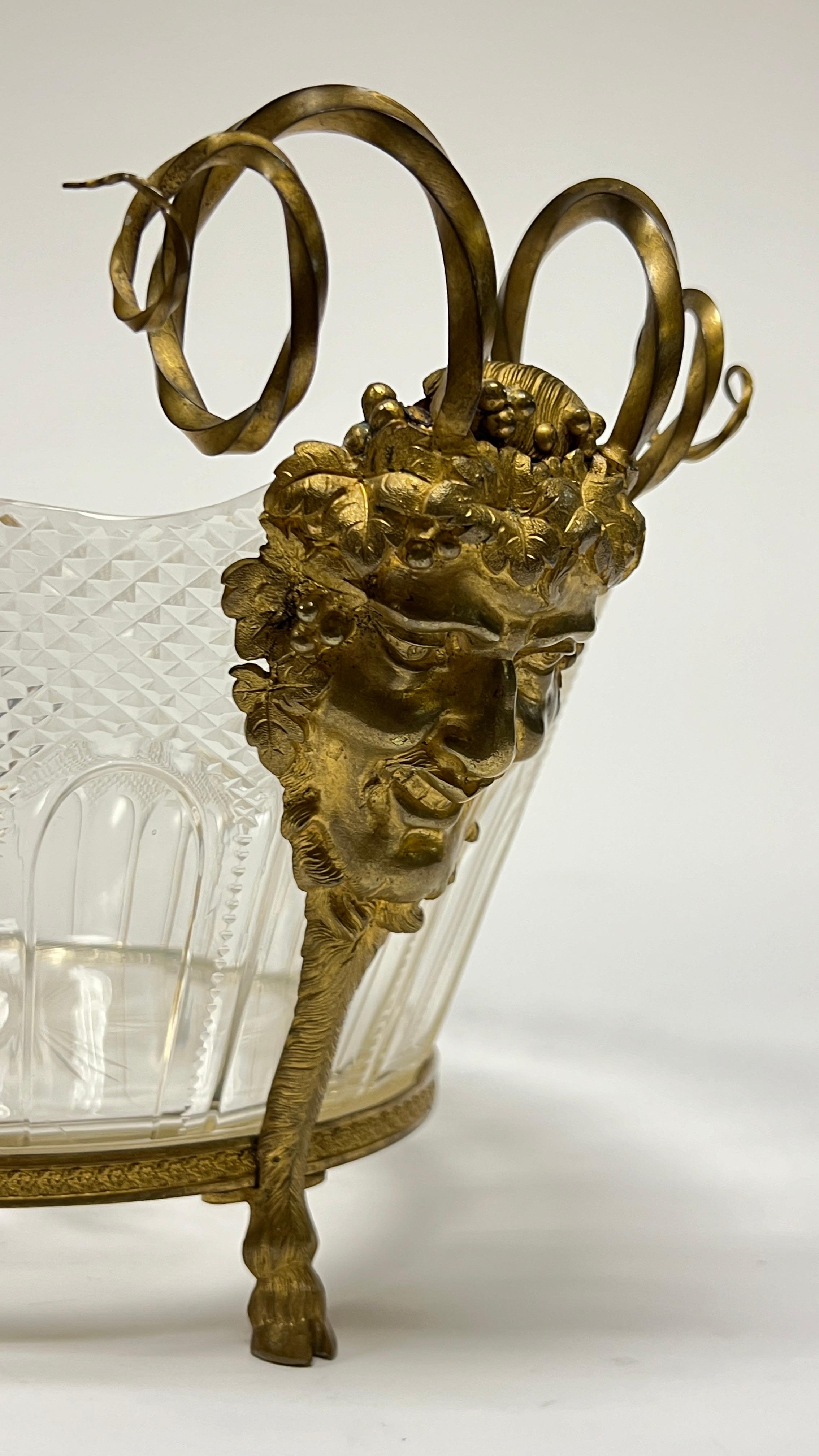 Schale aus vergoldeter Bronze und geschliffenem Glas aus dem 19. Jahrhundert, Baccarat zugeschrieben im Angebot 4