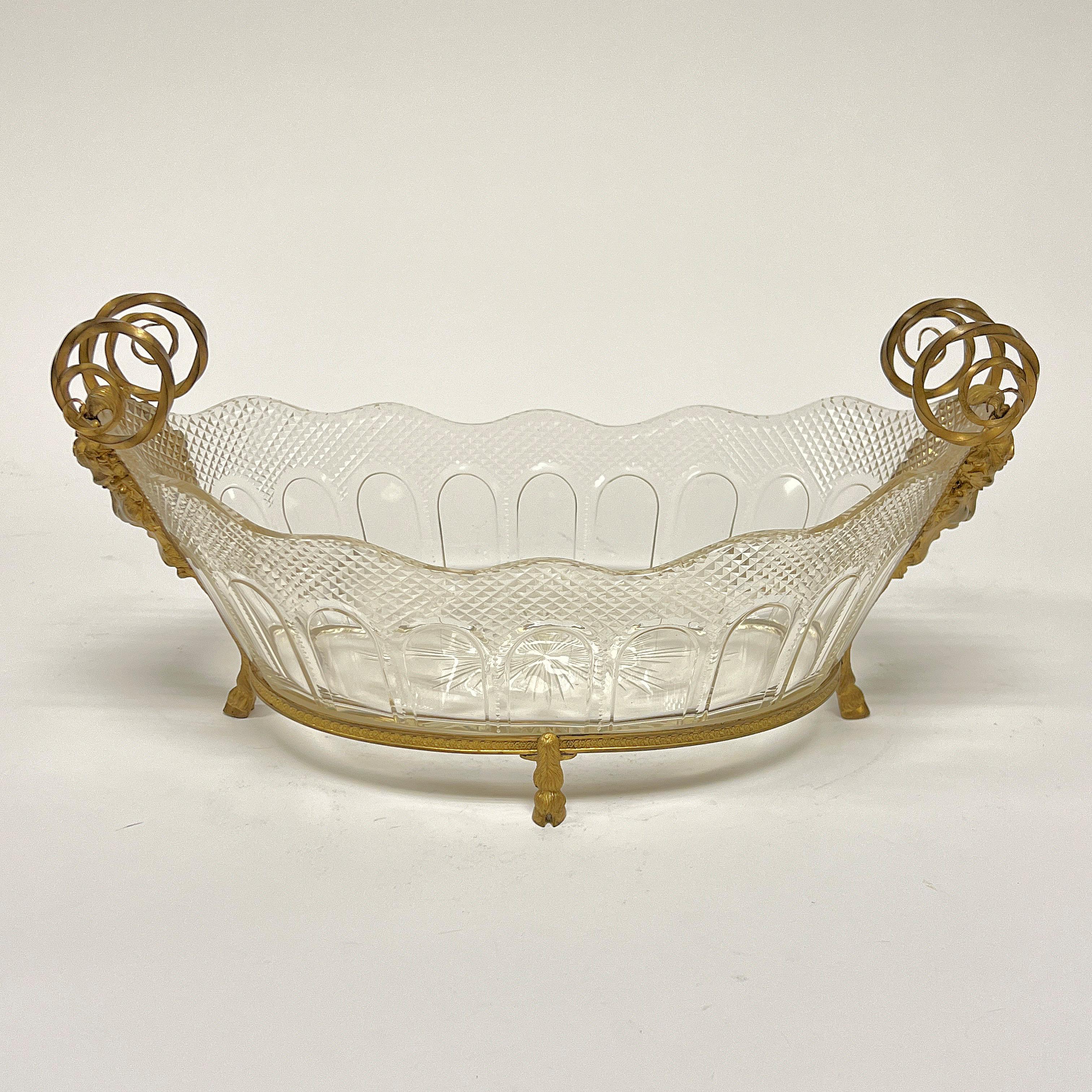 Schale aus vergoldeter Bronze und geschliffenem Glas aus dem 19. Jahrhundert, Baccarat zugeschrieben im Angebot 8