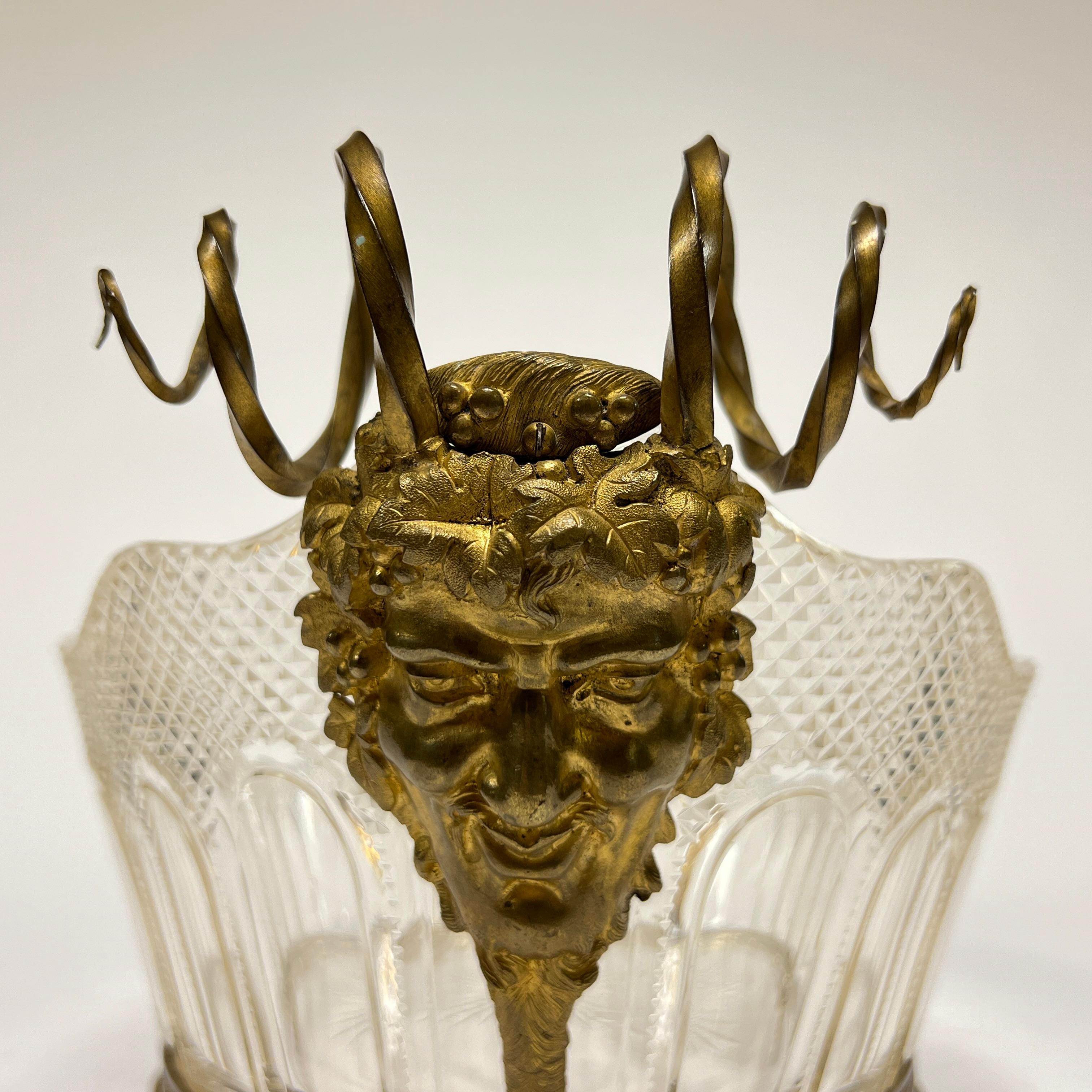 Schale aus vergoldeter Bronze und geschliffenem Glas aus dem 19. Jahrhundert, Baccarat zugeschrieben (Französisch) im Angebot