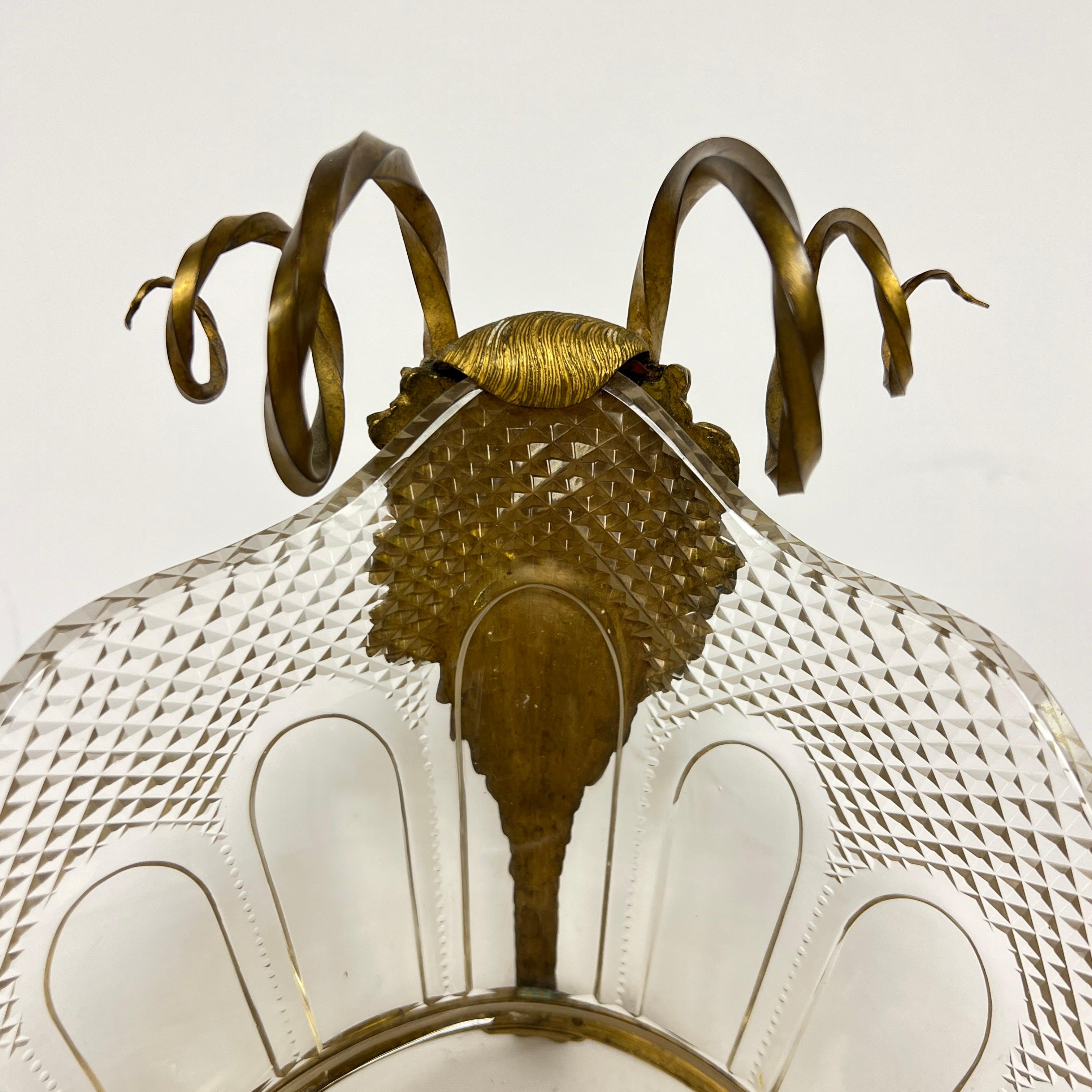 Schale aus vergoldeter Bronze und geschliffenem Glas aus dem 19. Jahrhundert, Baccarat zugeschrieben (Vergoldet) im Angebot