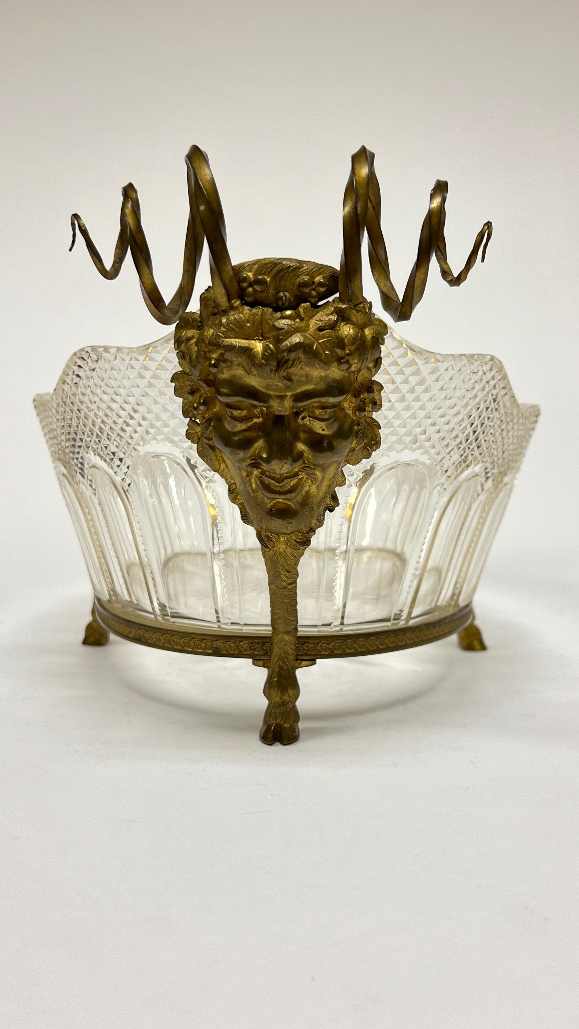 Schale aus vergoldeter Bronze und geschliffenem Glas aus dem 19. Jahrhundert, Baccarat zugeschrieben im Zustand „Gut“ im Angebot in New York, NY
