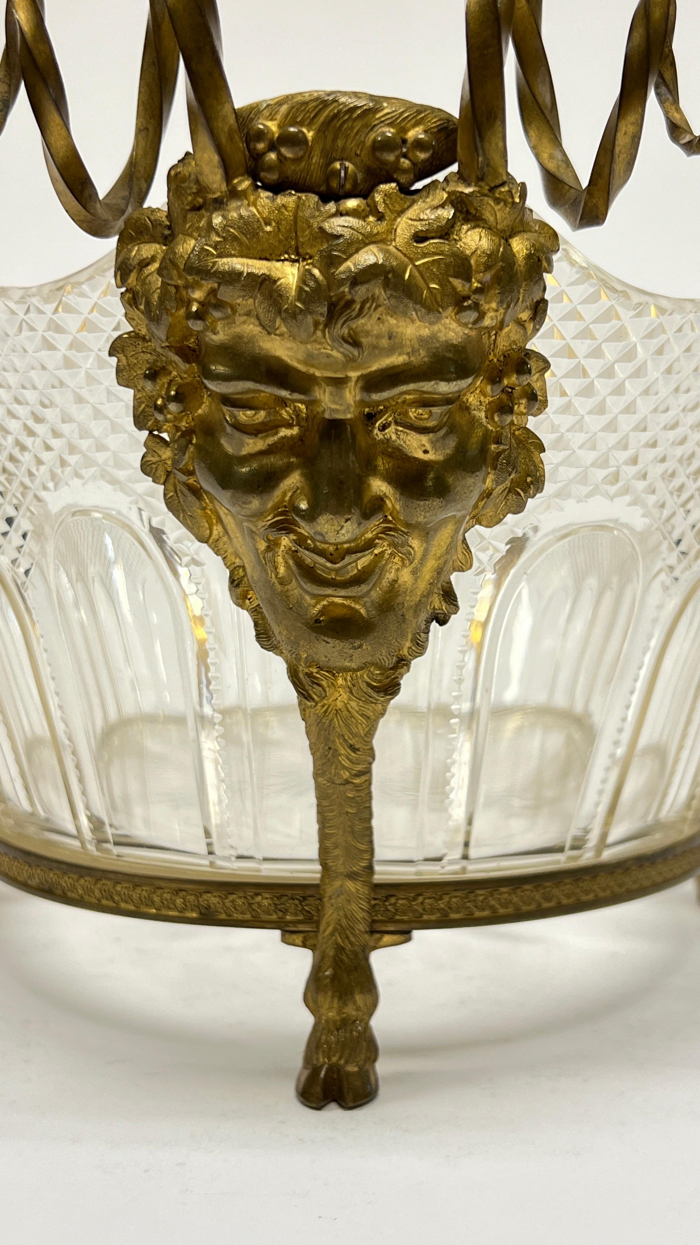 Schale aus vergoldeter Bronze und geschliffenem Glas aus dem 19. Jahrhundert, Baccarat zugeschrieben im Angebot 1