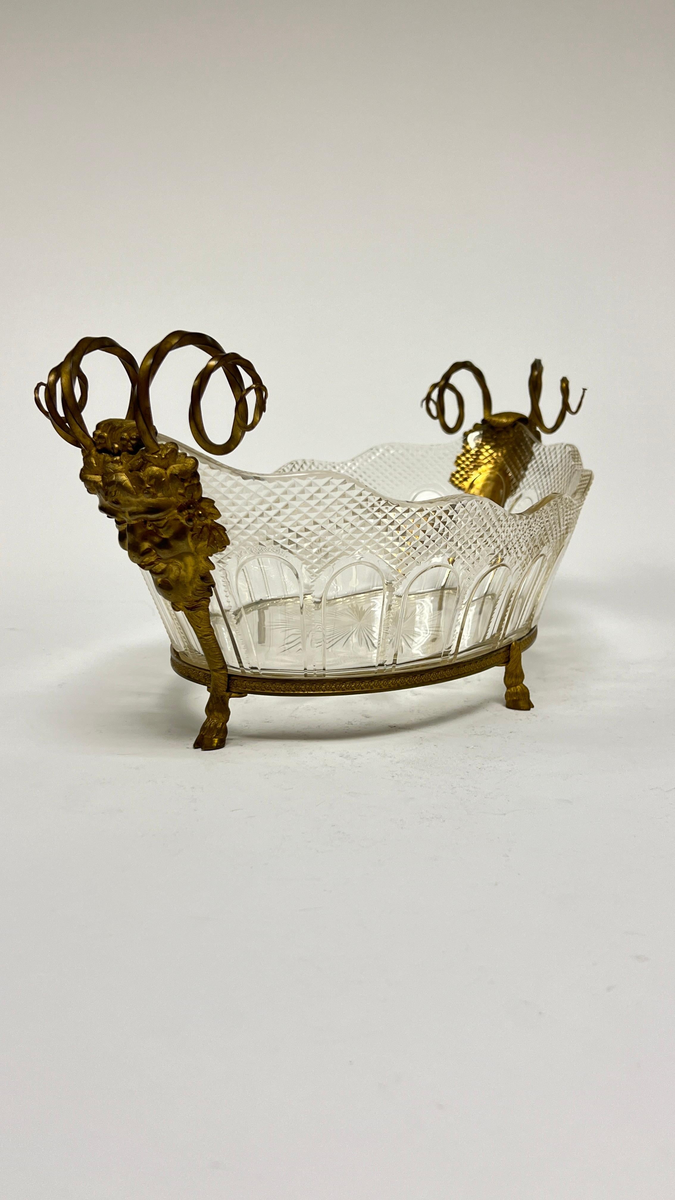 Schale aus vergoldeter Bronze und geschliffenem Glas aus dem 19. Jahrhundert, Baccarat zugeschrieben im Angebot 2