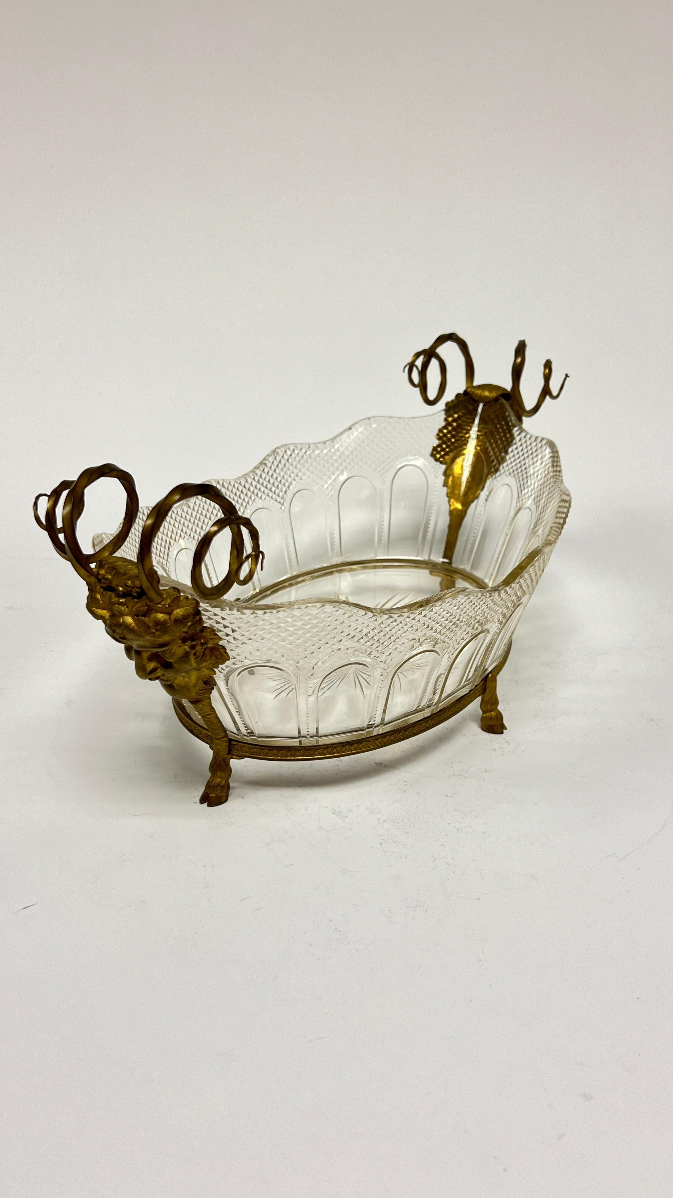 Schale aus vergoldeter Bronze und geschliffenem Glas aus dem 19. Jahrhundert, Baccarat zugeschrieben im Angebot 3