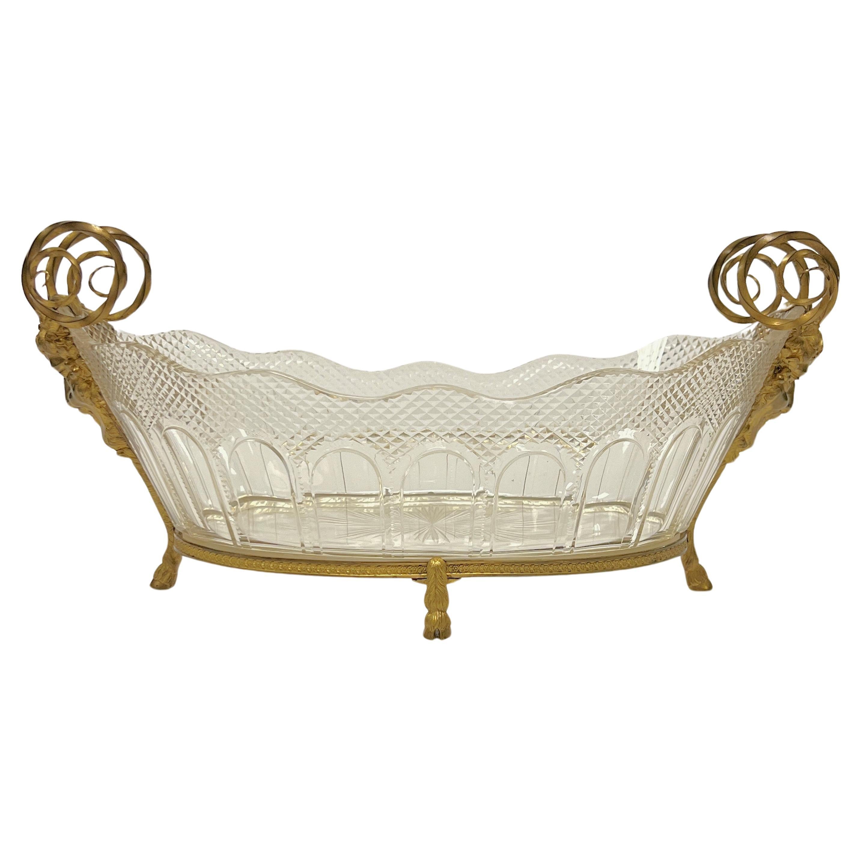 Bol de centre de table du 19ème siècle en bronze doré et verre taillé attribué à Baccarat