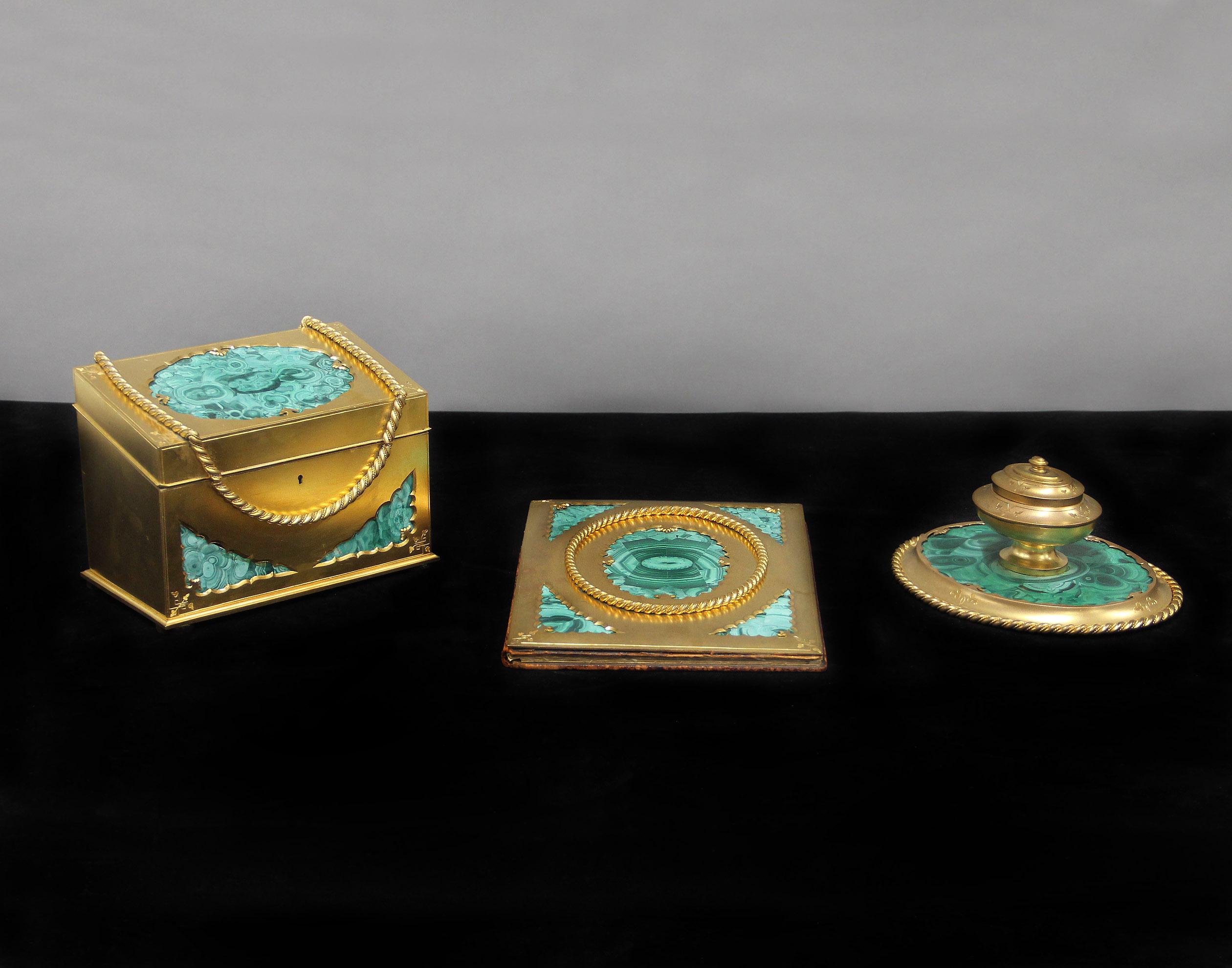 Seltenes dreiteiliges Schreibtischset aus vergoldeter Bronze und Malachit von Leuchars of London aus dem frühen 19.

James Leuchars

Das hochdekorative montierte Malachit-Set besteht aus einem Briefkasten, einem Tintenfass und einem ledergebundenen