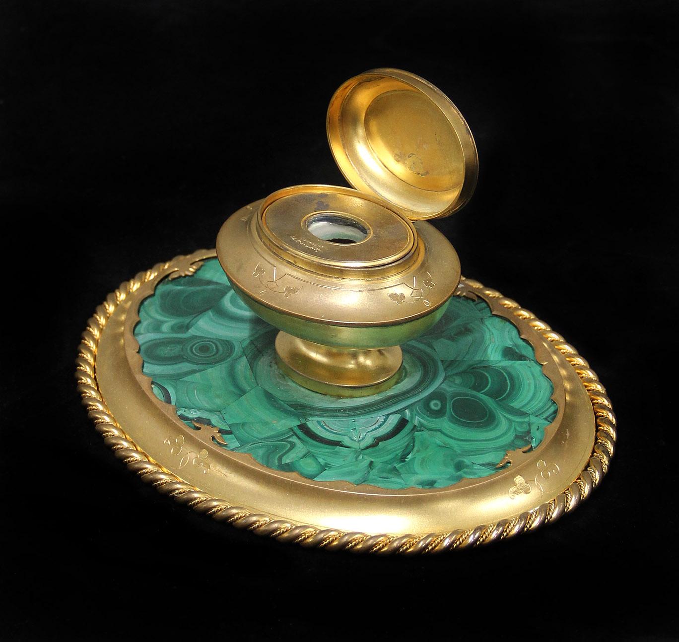 Dreiteiliges Schreibtischset aus vergoldeter Bronze und Malachit aus dem 19. Jahrhundert – Leuchars of London im Angebot 1