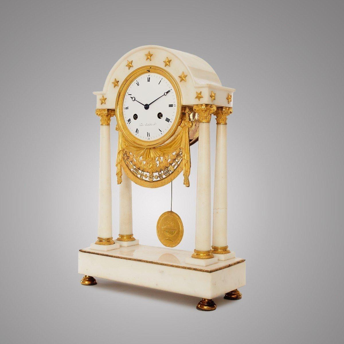 19th Century Gilt Bronze and White Marble Portico Clock In Good Condition For Sale In Warsaw, PL
