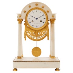 Horloge Portico du 19e siècle en bronze doré et marbre blanc