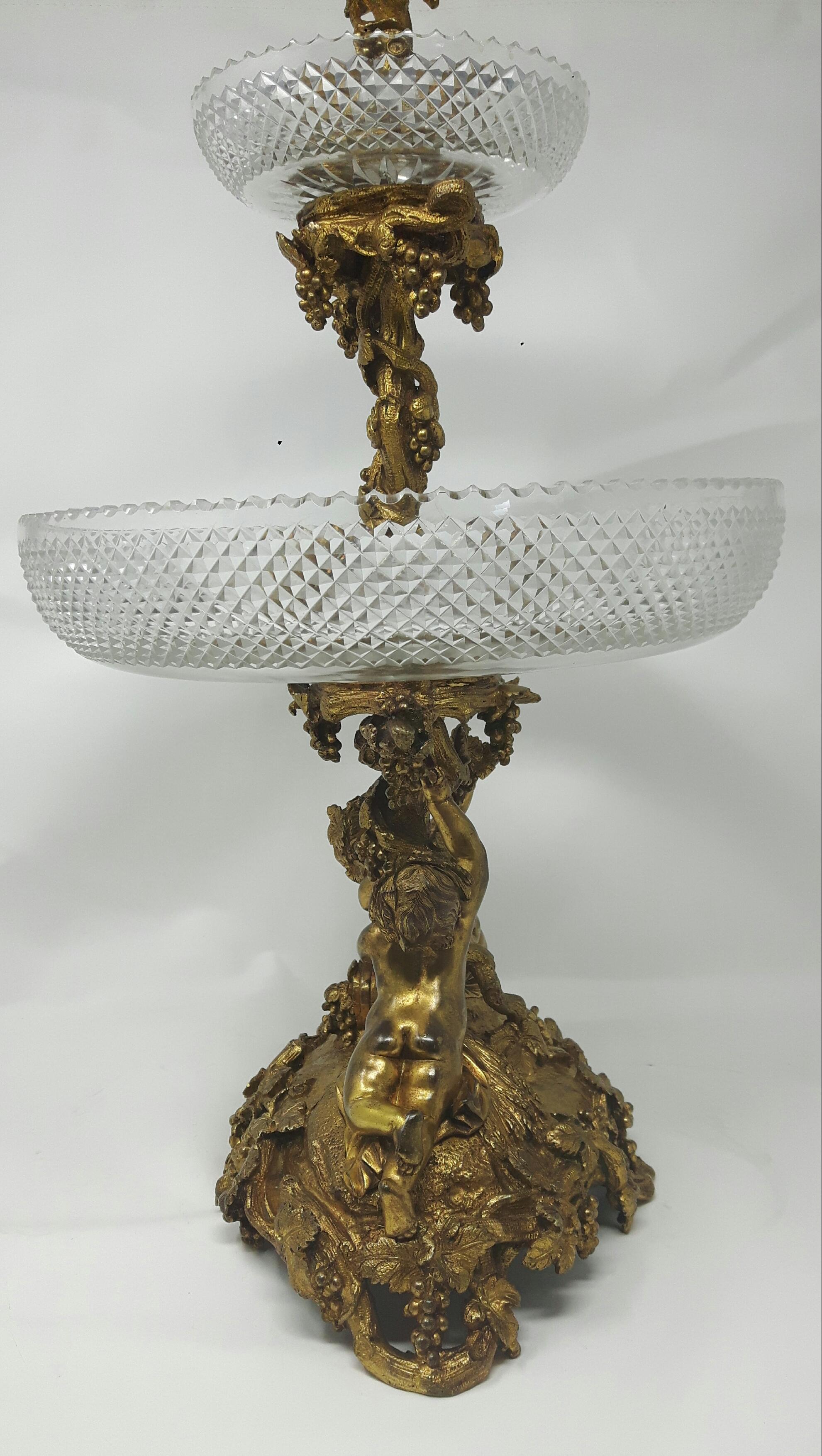 Français Centre de table en bronze doré du 19e siècle en vente