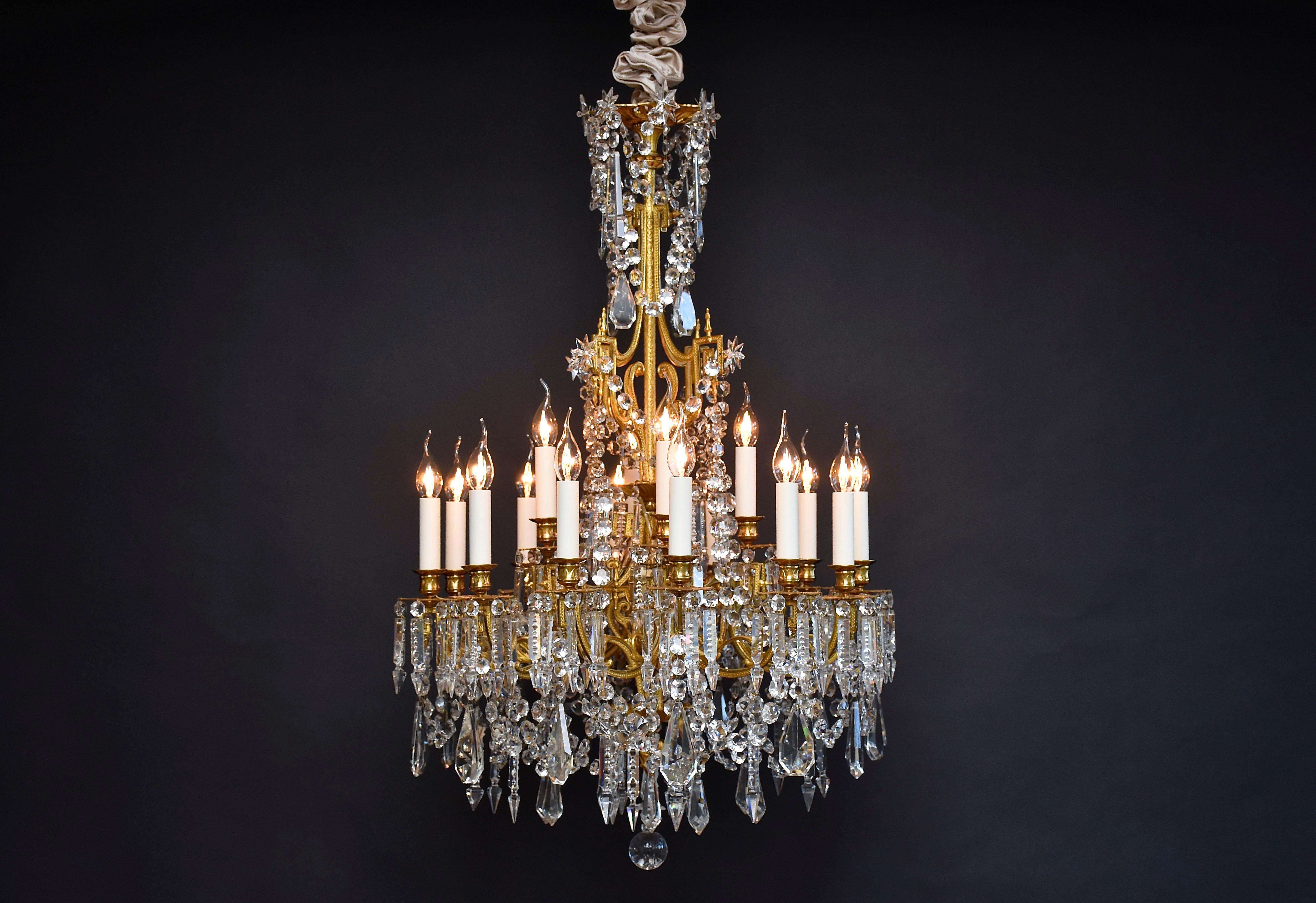 Araña de bronce dorado del siglo XIX con cristales de Baccarat, estilo Luis XVI en venta 4