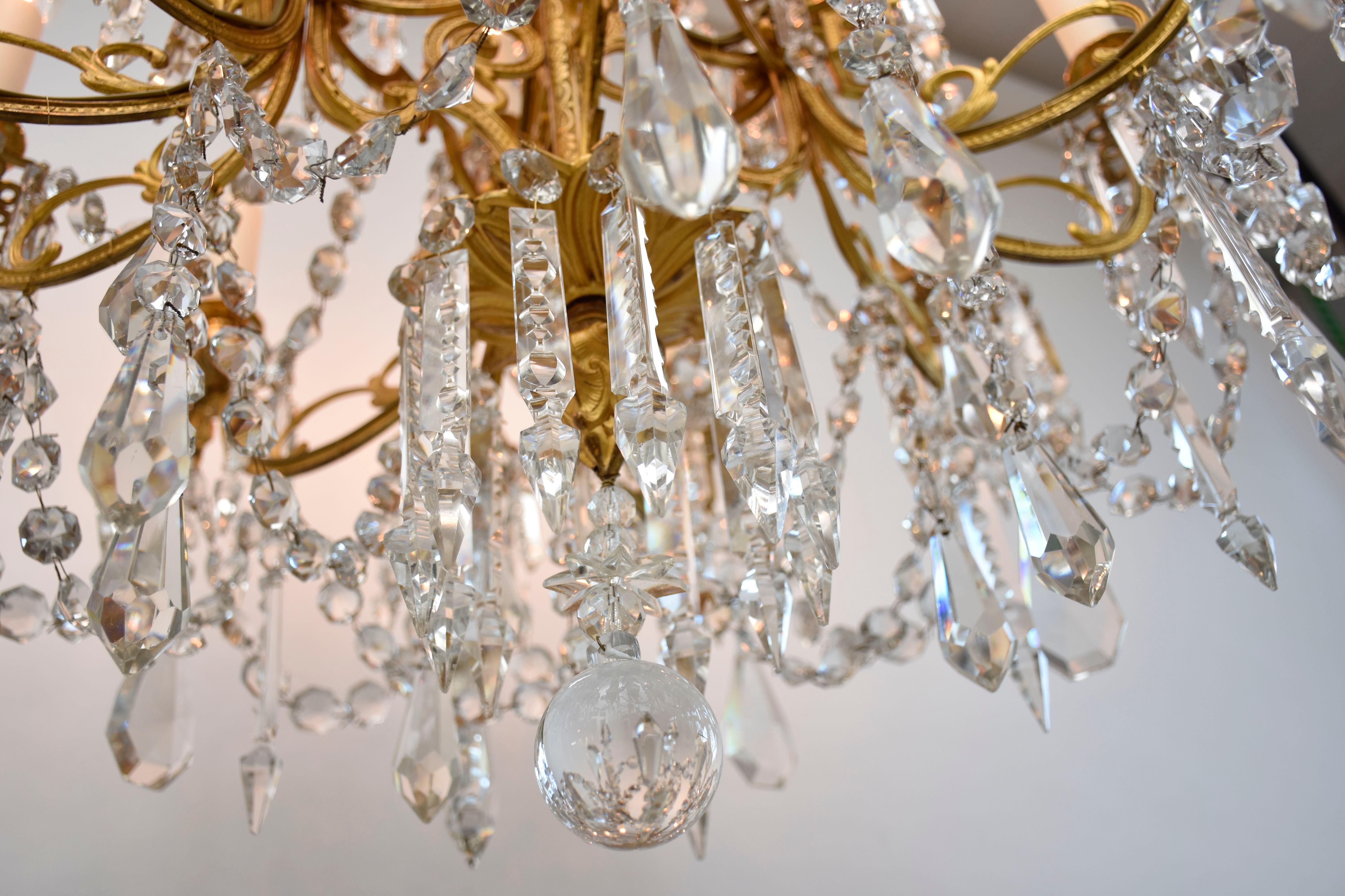 Araña de bronce dorado del siglo XIX con cristales de Baccarat, estilo Luis XVI en venta 5
