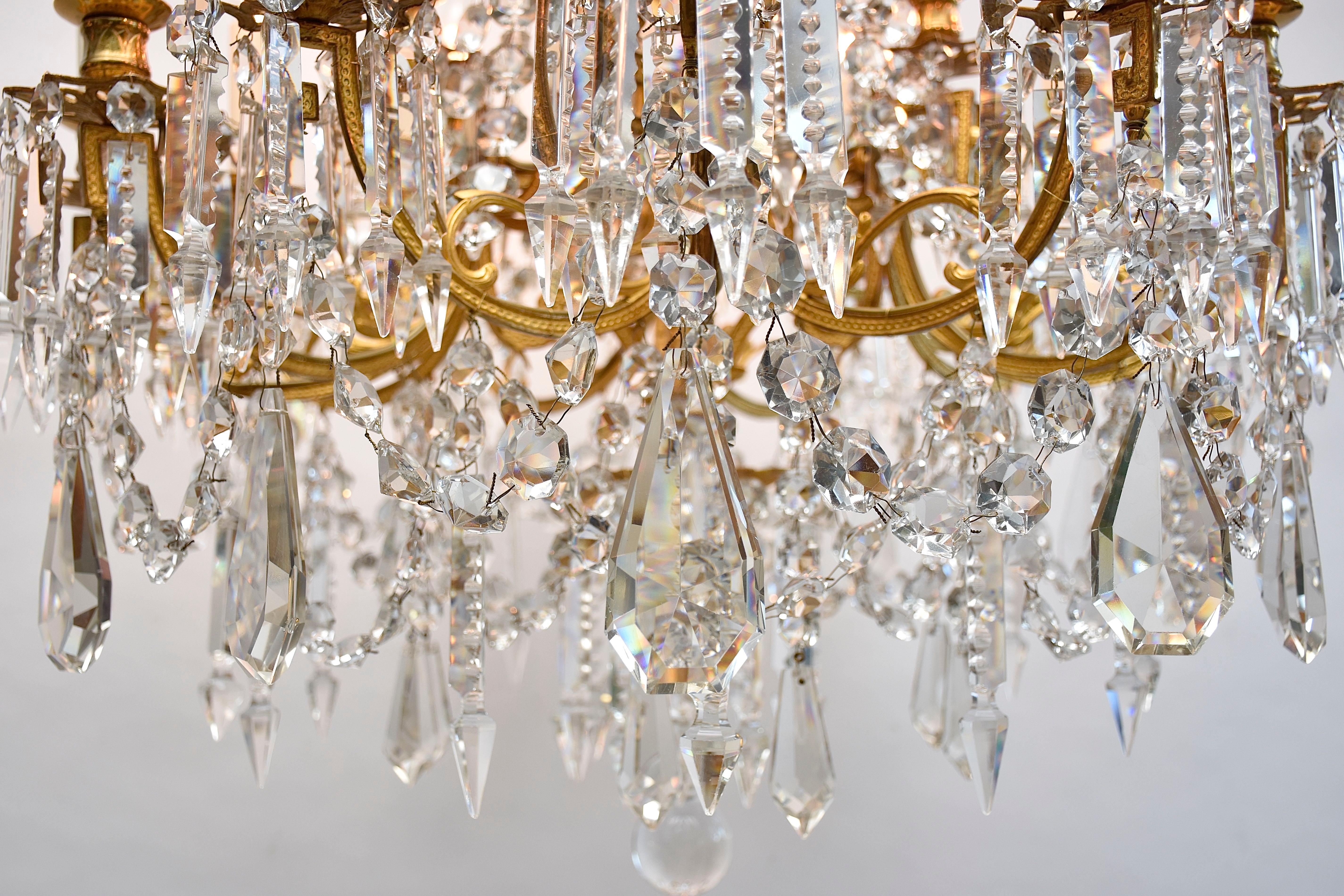 Araña de bronce dorado del siglo XIX con cristales de Baccarat, estilo Luis XVI en venta 6