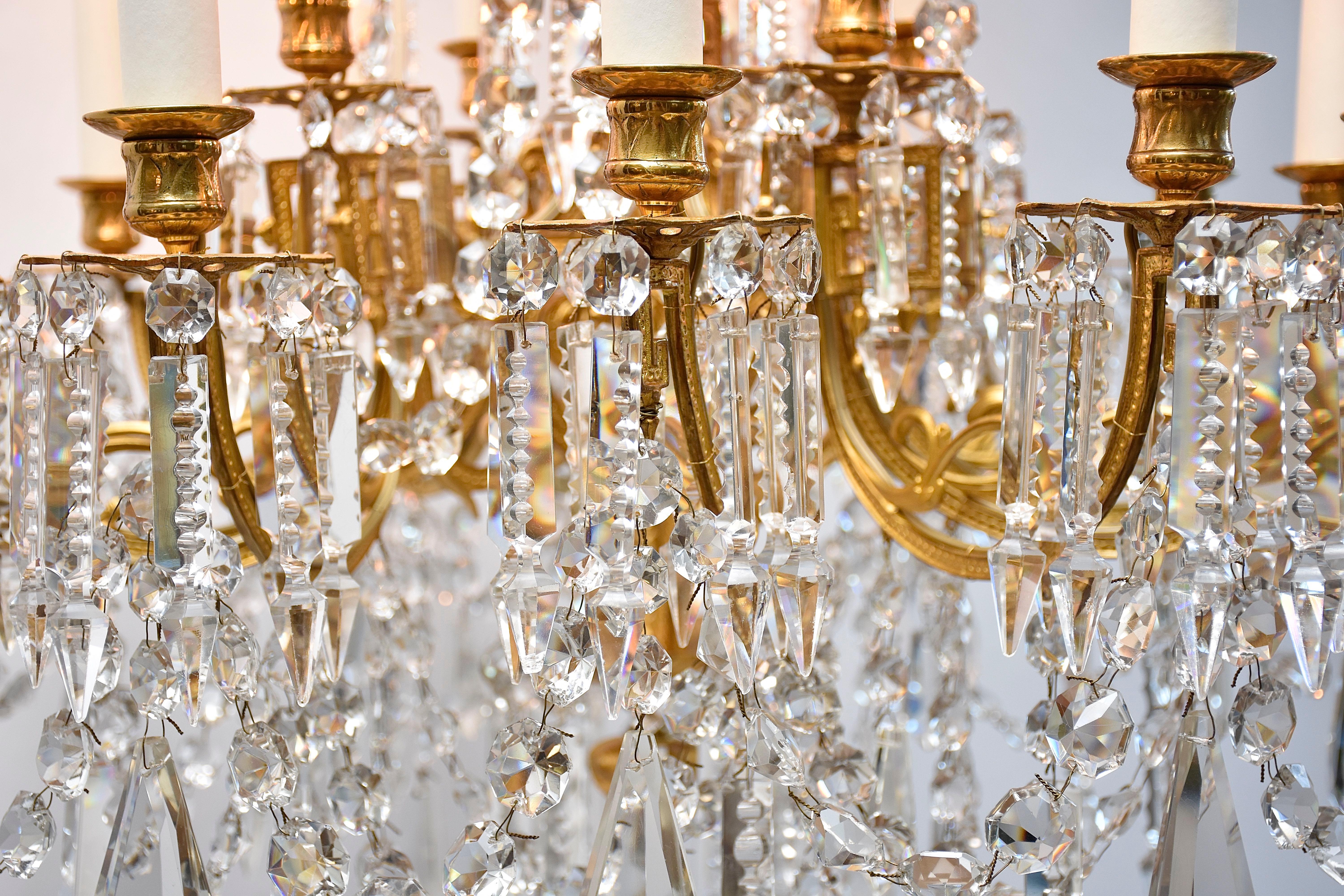 Araña de bronce dorado del siglo XIX con cristales de Baccarat, estilo Luis XVI en venta 7